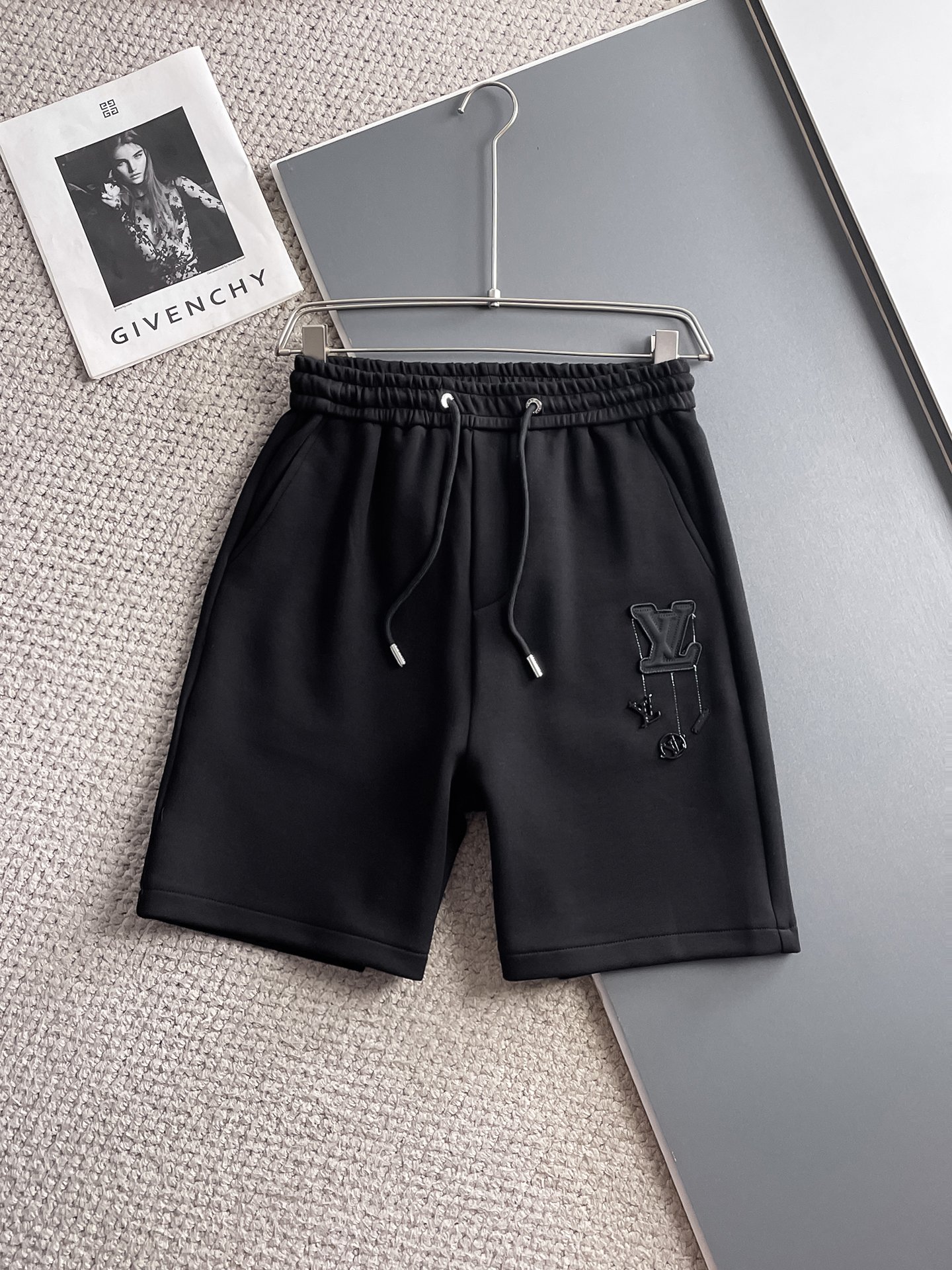 NO:931997,LV three-standard complete 2026 new summer men's casual shorts, advanced custom-made breathable fabrics, extremely breathable, elastic and comfortable, impeccable details, top-grade accessories, original logo design concept, delicate and soft feel!  The upper body shape is awesome!  Sizes M-XXXL, please state your height and weight when ordering,,louis vuitton,shorts,19860909LV三标齐全 2026夏季新款男士休闲短裤,高级定制面料透气面料 透气弹力舒适度极高,细节无可挑剔,顶级辅料配备,原版logo设计理念,手感细腻柔软！上身版型超赞！尺码M-XXXL下单报身高体重,,louis vuitton,shorts,,Men's clothing