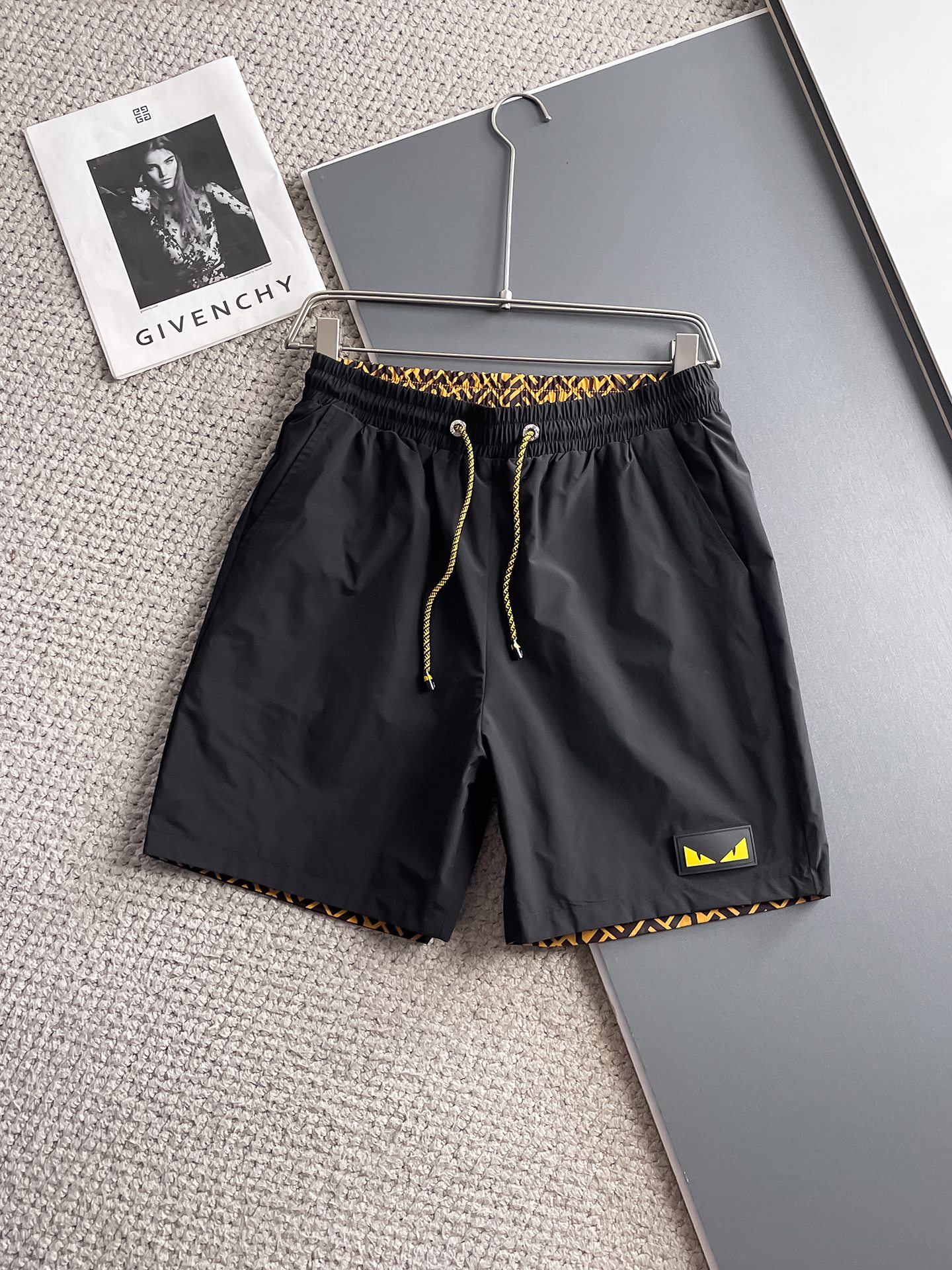 NO:932002,Fendi's three-standard complete 2026 summer new men's casual shorts, advanced custom-made breathable fabrics, extremely breathable, elastic and comfortable, impeccable details, top-grade accessories, original logo design concept, delicate and soft feel!  The upper body shape is awesome!  For sizes M-XXXL, please state your height and weight when placing an order, fendi, shorts,19860909芬迪三标齐全 2026夏季新款男士休闲穿短裤,高级定制面料透气面料 透气弹力舒适度极高,细节无可挑剔,顶级辅料配备,原版logo设计理念,手感细腻柔软！上身版型超赞！尺码M-XXXL下单报身高体重,,fendi,shorts,,Men's clothing