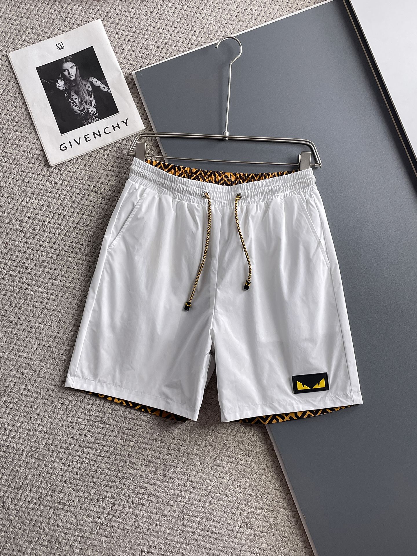 NO:931966,Fendi's three-standard complete 2026 summer new men's casual shorts, advanced custom-made breathable fabrics, extremely breathable, elastic and comfortable, impeccable details, top-grade accessories, original logo design concept, delicate and soft feel!  The upper body shape is awesome!  For sizes M-XXXL, please state your height and weight when placing an order, fendi, shorts,19860909芬迪三标齐全 2026夏季新款男士休闲穿短裤,高级定制面料透气面料 透气弹力舒适度极高,细节无可挑剔,顶级辅料配备,原版logo设计理念,手感细腻柔软！上身版型超赞！尺码M-XXXL下单报身高体重,,fendi,shorts,,Men's clothing