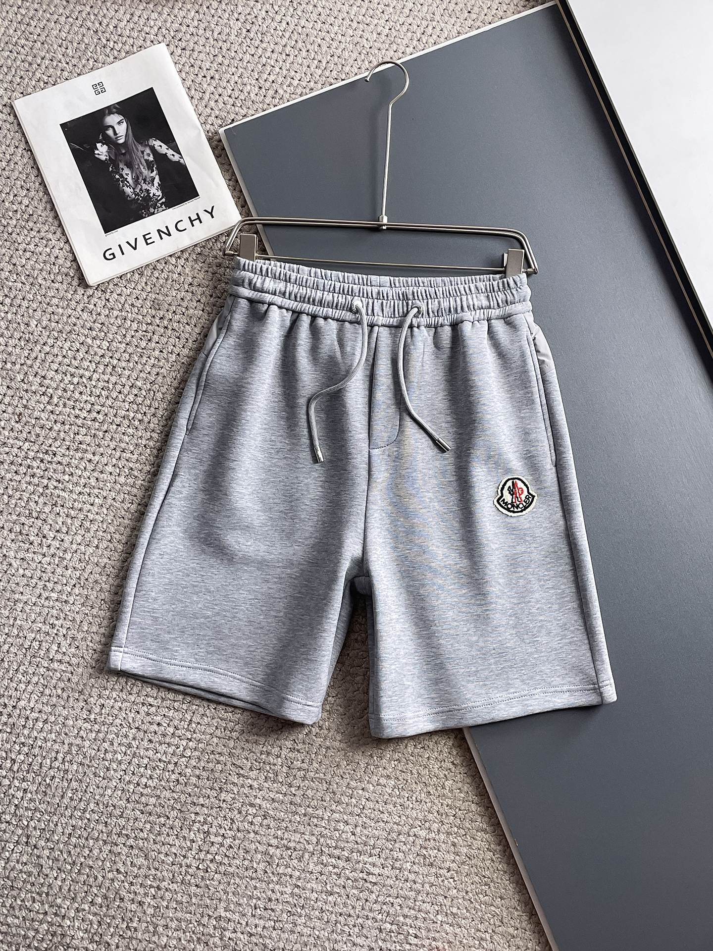 NO:932000,2026 new summer men's casual shorts with complete three-standard muzzle protection, advanced custom-made breathable fabrics, extremely breathable, elastic and comfortable, with impeccable details, top-grade accessories, original logo design concept, delicate and soft feel!  The upper body shape is awesome!  Sizes M-XXXL, please state your height and weight when ordering,,Moncler,shorts,19860909蒙口三标齐全 2026夏季新款男士休闲短裤,高级定制面料透气面料 透气弹力舒适度极高,细节无可挑剔,顶级辅料配备,原版logo设计理念,手感细腻柔软！上身版型超赞！尺码M-XXXL下单报身高体重,,Moncler,shorts,,Men's clothing