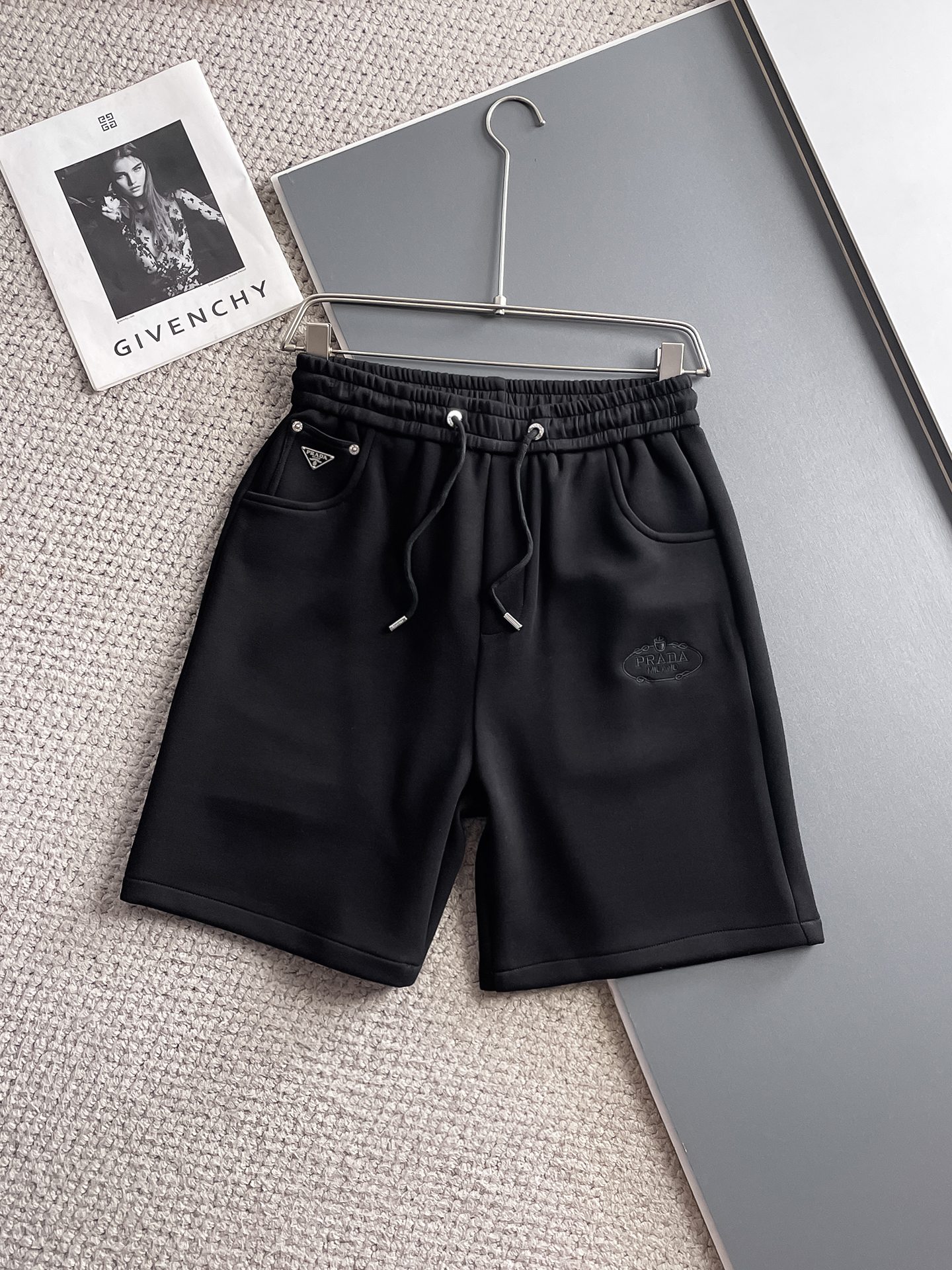 NO:932003,Prada's three-standard complete 2026 summer new men's casual shorts, advanced custom-made breathable fabrics, extremely breathable, elastic and comfortable, impeccable details, top-grade accessories, original logo design concept, delicate and soft feel!  The upper body fit is awesome!  Sizes M-XXXL, please state your height and weight when ordering, prada, shorts,19860909普拉达三标齐全 2026夏季新款男士休闲短裤,高级定制面料透气面料 透气弹力舒适度极高,细节无可挑剔,顶级辅料配备,原版logo设计理念,手感细腻柔软！上身版型超赞！尺码M-XXXL下单报身高体重,,prada,shorts,,Men's clothing