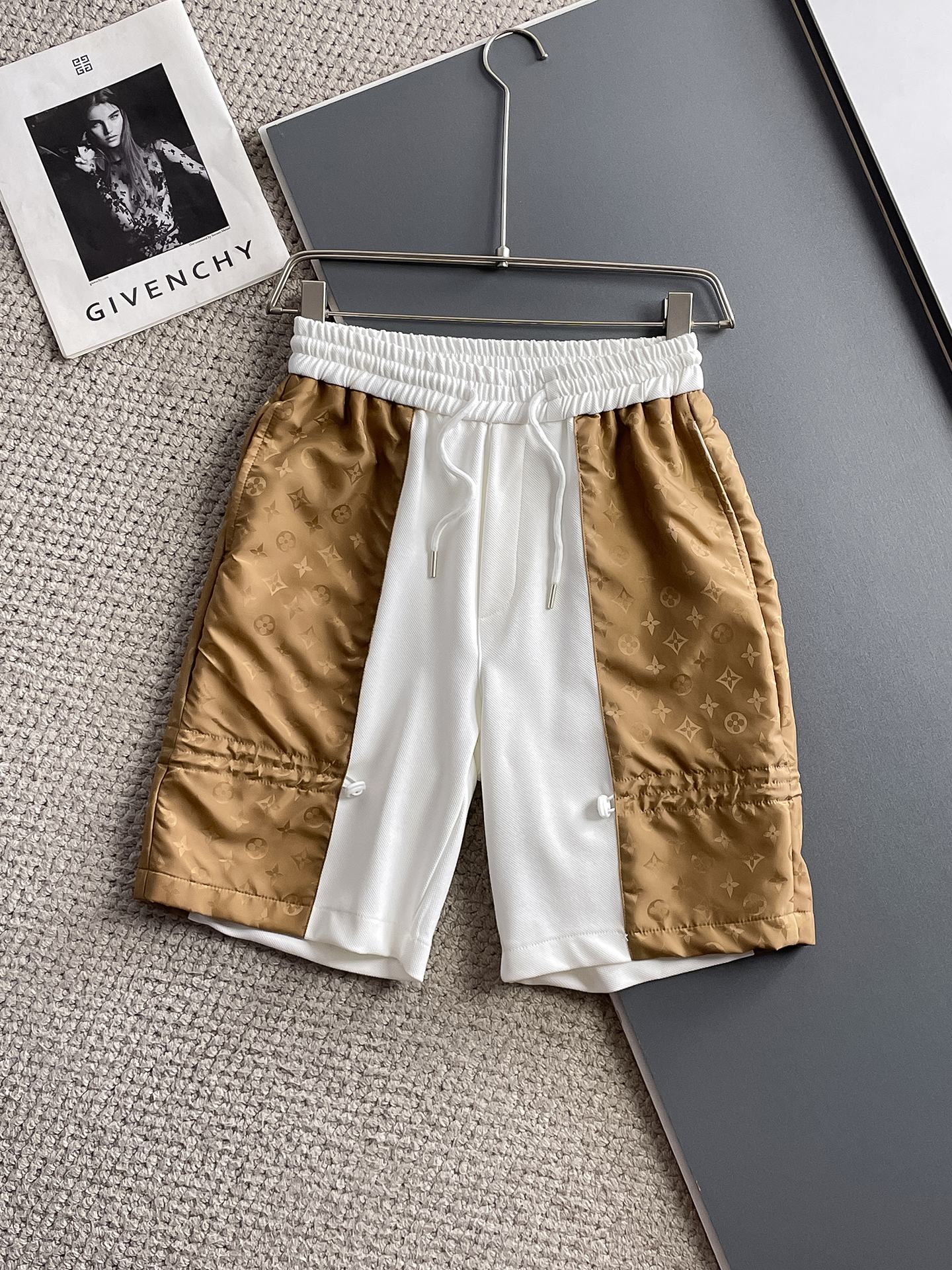 NO:931979,LV three-standard complete 2026 new summer men's casual shorts, advanced custom-made breathable fabrics, extremely breathable, elastic and comfortable, impeccable details, top-grade accessories, original logo design concept, delicate and soft feel!  The upper body shape is awesome!  Sizes M-XXXL, please state your height and weight when ordering,,louis vuitton,shorts,19860909LV三标齐全 2026夏季新款男士休闲短裤,高级定制面料透气面料 透气弹力舒适度极高,细节无可挑剔,顶级辅料配备,原版logo设计理念,手感细腻柔软！上身版型超赞！尺码M-XXXL下单报身高体重,,louis vuitton,shorts,,Men's clothing
