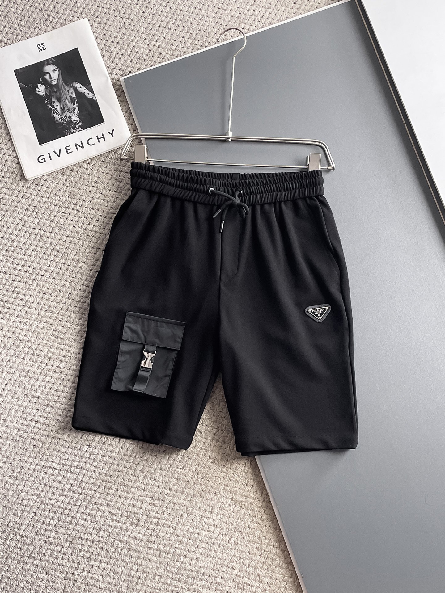 NO:931985,Prada's three-standard complete 2026 summer new men's casual shorts, advanced custom-made breathable fabrics, extremely breathable, elastic and comfortable, impeccable details, top-grade accessories, original logo design concept, delicate and soft feel!  The upper body shape is awesome!  Sizes M-XXXL, please state your height and weight when ordering, prada, shorts,19860909普拉达三标齐全 2026夏季新款男士休闲短裤,高级定制面料透气面料 透气弹力舒适度极高,细节无可挑剔,顶级辅料配备,原版logo设计理念,手感细腻柔软！上身版型超赞！尺码M-XXXL下单报身高体重,,prada,shorts,,Men's clothing