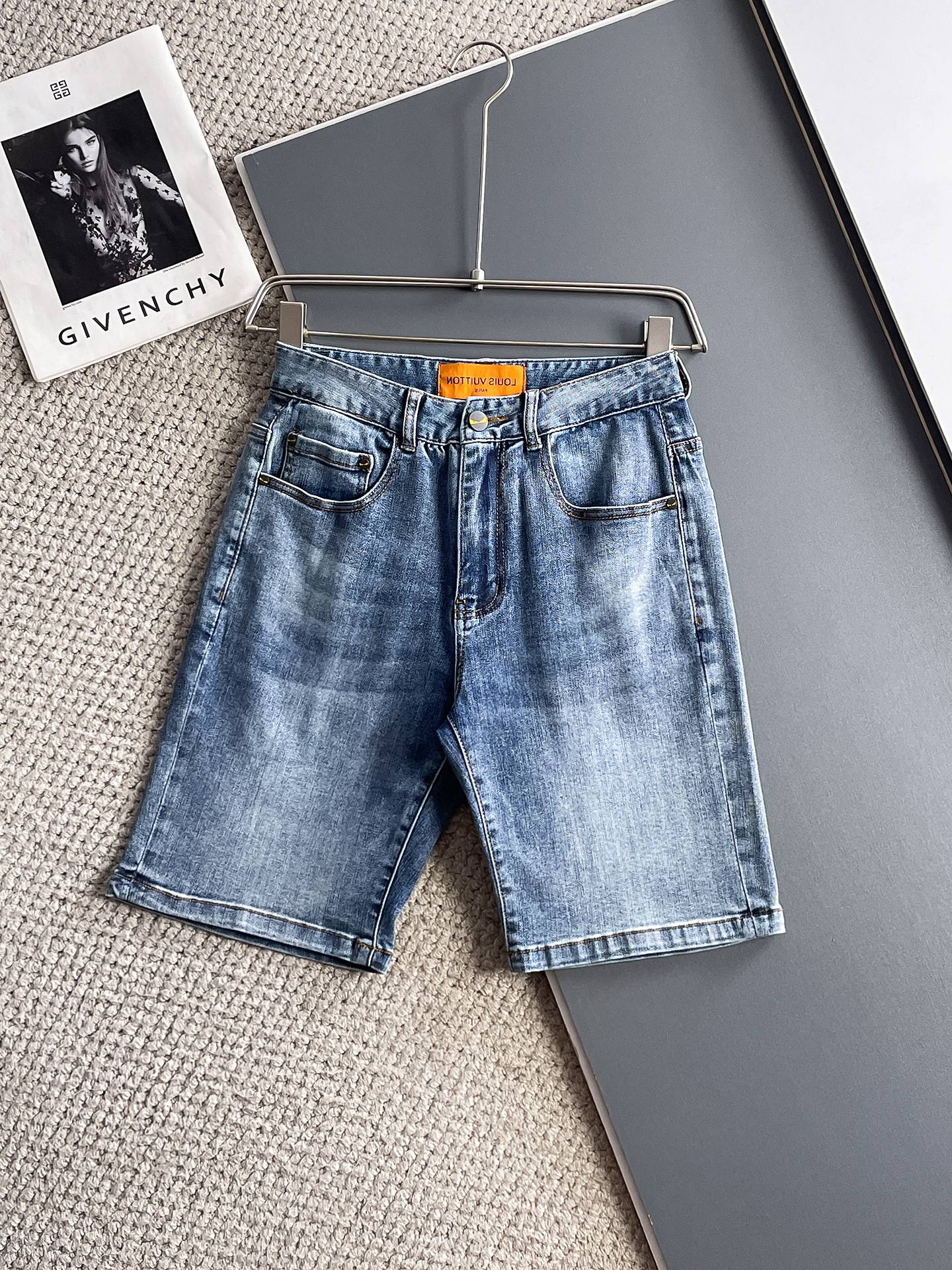 NO:931954,Fendi 2026 new summer men's denim shorts, heavy craftsmanship, advanced custom fabrics, breathable fabrics, extremely breathable, elastic and comfortable, impeccable details, top accessories, original logo design concept, delicate and soft feel!  The upper body fit is awesome!  Size 29-36.,,fendi,shorts,19860909芬迪 2026夏季新款男士牛仔短裤,重工艺高级定制面料透气面料 透气弹力舒适度极高,细节无可挑剔,顶级辅料配备,原版logo设计理念,手感细腻柔软！上身版型超赞！尺码29-36.,,fendi,shorts,,Men's clothing