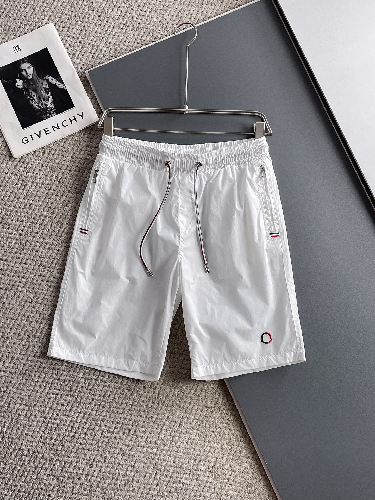 NO:931993,2026 new summer men's casual shorts with complete three-standard muzzle protection, advanced custom-made breathable fabrics, extremely breathable, elastic and comfortable, with impeccable details, top-grade accessories, original logo design concept, delicate and soft feel!  The upper body shape is awesome!  Sizes M-XXXL, please state your height and weight when ordering,,Moncler,shorts,19860909蒙口三标齐全 2026夏季新款男士休闲短裤,高级定制面料透气面料 透气弹力舒适度极高,细节无可挑剔,顶级辅料配备,原版logo设计理念,手感细腻柔软！上身版型超赞！尺码M-XXXL下单报身高体重,,Moncler,shorts,,Men's clothing