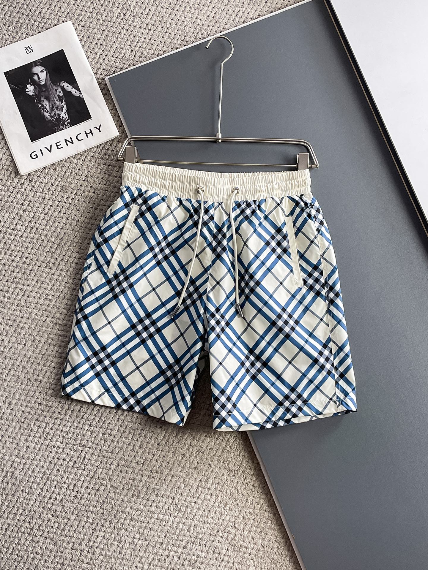 NO:931992,Burberry's 2026 new summer men's casual shorts with three complete standards, advanced custom-made breathable fabrics, extremely breathable, elastic and comfortable, impeccable details, top-grade accessories, original logo design concept, delicate and soft feel!  The upper body shape is awesome!  Sizes M-XXXL, please state your height and weight when ordering, burberry, shorts,19860909巴宝莉三标齐全 2026夏季新款男士休闲短裤,高级定制面料透气面料 透气弹力舒适度极高,细节无可挑剔,顶级辅料配备,原版logo设计理念,手感细腻柔软！上身版型超赞！尺码M-XXXL下单报身高体重,,burberry,shorts,,Men's clothing