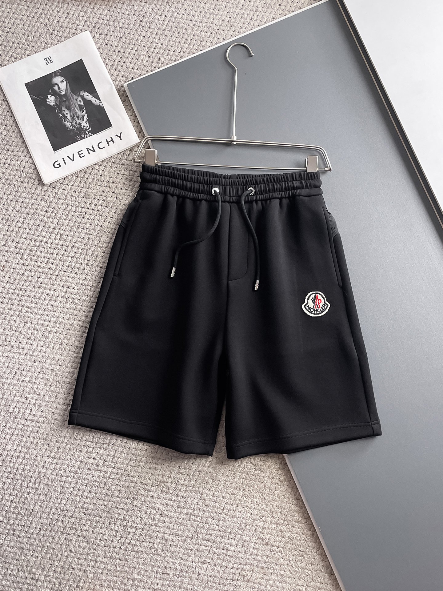 NO:932026,2026 new summer men's casual shorts with complete three-standard muzzle protection, advanced custom-made breathable fabrics, extremely breathable, elastic and comfortable, with impeccable details, top-grade accessories, original logo design concept, delicate and soft feel!  The upper body fit is awesome!  Sizes M-XXXL, please state your height and weight when ordering,,Moncler,shorts,19860909蒙口三标齐全 2026夏季新款男士休闲短裤,高级定制面料透气面料 透气弹力舒适度极高,细节无可挑剔,顶级辅料配备,原版logo设计理念,手感细腻柔软！上身版型超赞！尺码M-XXXL下单报身高体重,,Moncler,shorts,,Men's clothing