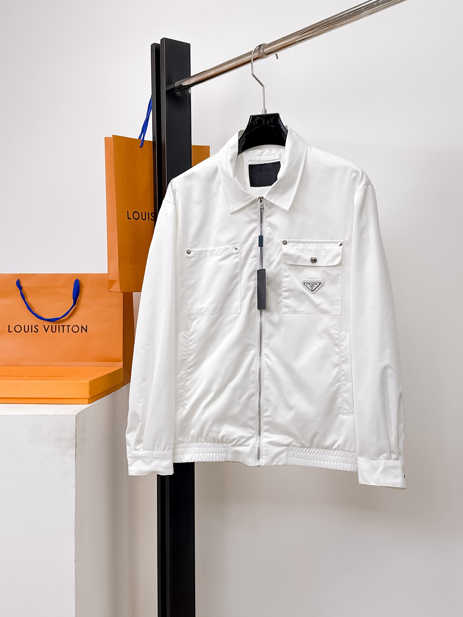 NO:662305,Prada official website same style, complete with three labels, sold in advance. 2025ss new men's jacket for autumn, reversible original single with three labels, high-end version. Custom-made fabrics at the counter. Highly breathable and comfortable, impeccable details, brand element design concept, reflecting high quality. Delicate and soft feel. Casual tailoring, excellent upper body shape. Size M~3XL, maximum wear 195 catties,, prada, jackets & coats, jackets & coats,  19860909普拉达 官网同款,三标齐全,提前发售 2025ss开秋新款男士夹克外套,双面穿原单三标齐全高端版本 专柜定制面料 透气舒适度高,细节无可挑剔,品牌元素设计理念,体现高品质.手感细腻柔软 呈现休闲裁剪,上身版型超赞 码数M～3XL,最大穿195斤,,prada,jackets & coats,jackets & coats, ,Men's clothing