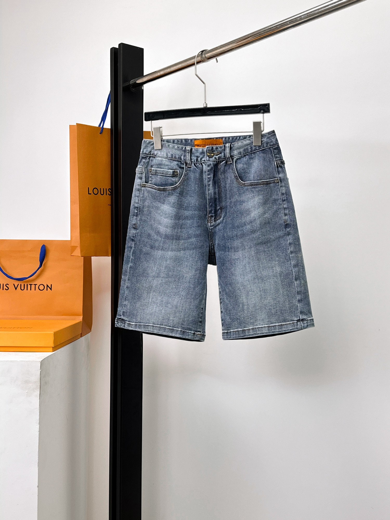 NO:952927,Fendi 2026 new summer men's jeans shorts, heavy craftsmanship, advanced custom fabrics, breathable fabrics, extremely breathable, elastic and comfortable, impeccable details, top accessories, original logo design concept, delicate and soft feel!  The upper body fit is awesome!  Size 29-36,,fendi,shorts,jeans,19860909芬迪 2026夏季新款男士牛仔裤短裤,重工艺高级定制面料透气面料 透气弹力舒适度极高,细节无可挑剔,顶级辅料配备,原版logo设计理念,手感细腻柔软！上身版型超赞！尺码29-36,,fendi,shorts,jeans,,Men's clothing