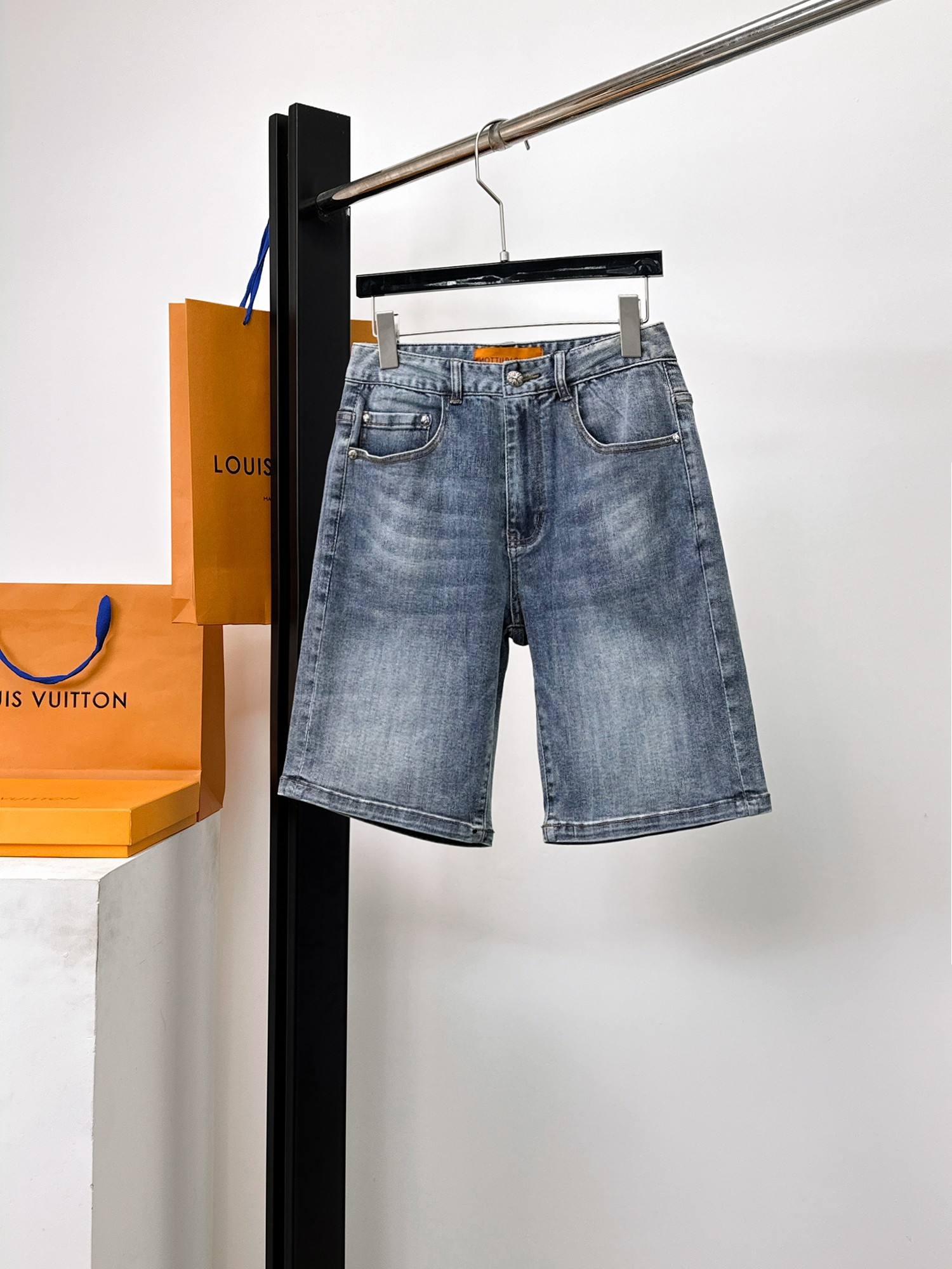 NO:952935,Croxin 2026 new summer men's jeans shorts, heavy craftsmanship, advanced custom fabrics, breathable fabrics, extremely breathable, elastic and comfortable, impeccable details, top accessories, original logo design concept, delicate and soft feel!  The upper body fit is awesome!  Size 29-36,,chrome hearts,shorts,jeans,19860909克罗心 2026夏季新款男士牛仔裤短裤,重工艺高级定制面料透气面料 透气弹力舒适度极高,细节无可挑剔,顶级辅料配备,原版logo设计理念,手感细腻柔软！上身版型超赞！尺码29-36,,chrome hearts,shorts,jeans,,Men's clothing