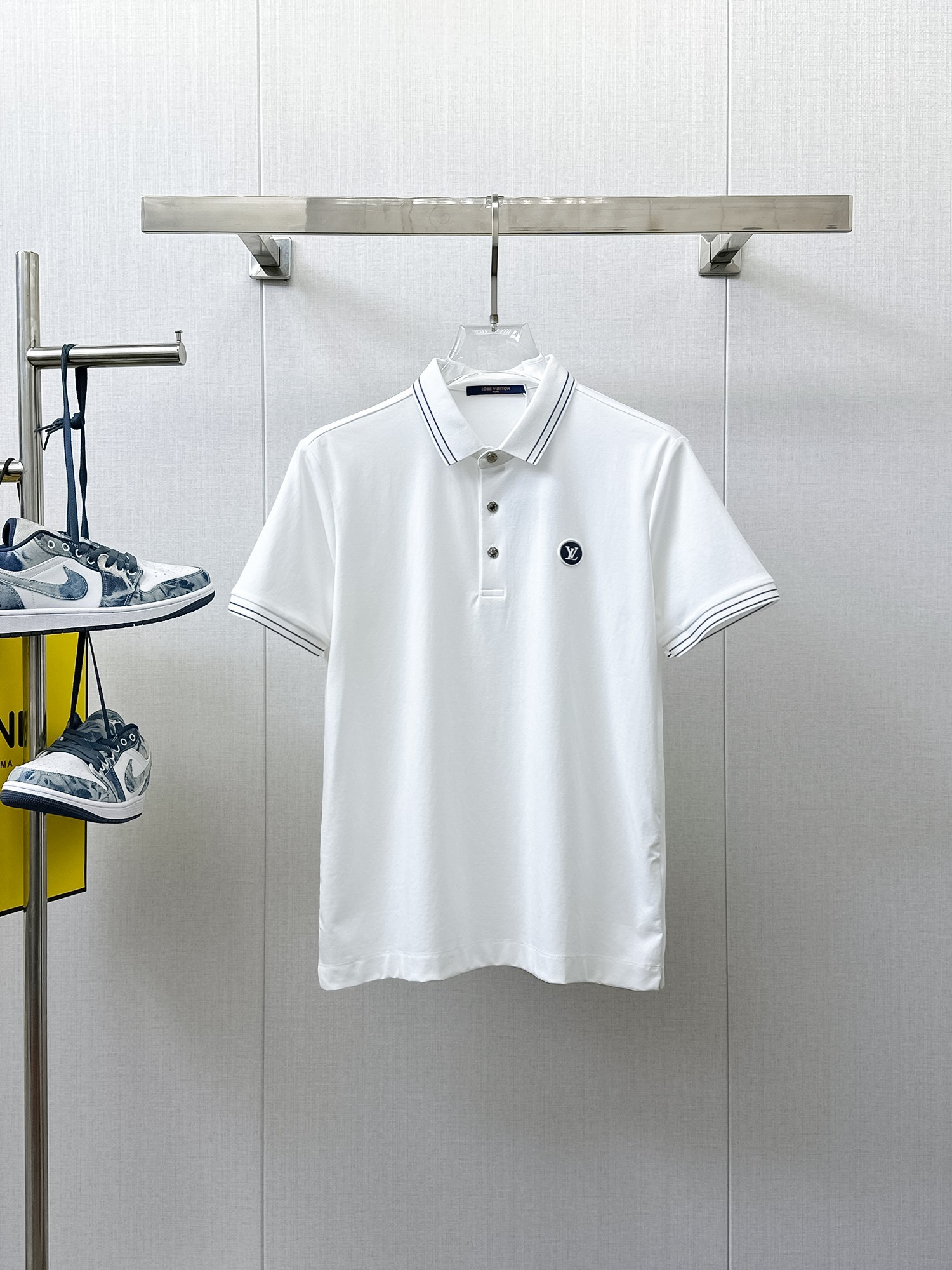 NO:933929,LV 2026ss summer new letter logo men’s lapel Polo shirt!  Classic business men's style, the ceiling-level business men's style of high-end men's clothing!  Simple and fashionable yet elegant, it looks great when worn alone, and the quality/details control can be taken away with your eyes closed. It is low-key, luxurious and connotative!  The custom-woven mesh pique cotton fabric supplied by the customer is carefully made. The mesh texture is evenly arranged on the surface of the fabric. It has excellent breathability and heat dissipation and perspiration. The upper body comfort is completely better than ordinary single-sided jersey tissue!  The classic brand LOGO on the chest is made with top-notch craftsmanship. The LOGO is three-dimensional, clear and full, and has extraordinary texture. Whether it is worn as an inner layer or worn alone, it is a classic product!  The exquisite tailoring process, every detail is handled very standard and delicately, which cannot be compared with other low-end products on the market. It is a must-have basic and versatile Polo shirt for men!  Various colors, sizes M-4xl, Louis Vuitton,19860909LV 2026ss夏季新款字母logo男士翻领Polo衫！经典商务男款,高端男装的天花板级别的商务男款！简约时尚大气不失优雅,单穿内搭体面过人,品质控/细节控的闭眼带走,低调又奢华有内涵！ 客供定织网眼珠地棉布精心制成,面料表面排列均匀整齐的网眼纹理,透气性和散热排汗性极佳,上身舒适程度完全优于普通单面汗布组织！胸前经典的品牌LOGO标识,采用顶级工艺打造,LOGO立体清晰饱满,质感非凡的特质,无论是内搭还是单穿都是一款经典领域的产品！精妙绝伦的裁剪工艺,每一个细节处理的非常标准细腻,非市面一般LOW货可以媲美的,男士必入基础百搭款Polo衫推荐！ 颜色多颜色 尺码M-4xl,,louis vuitton,,Men's clothing