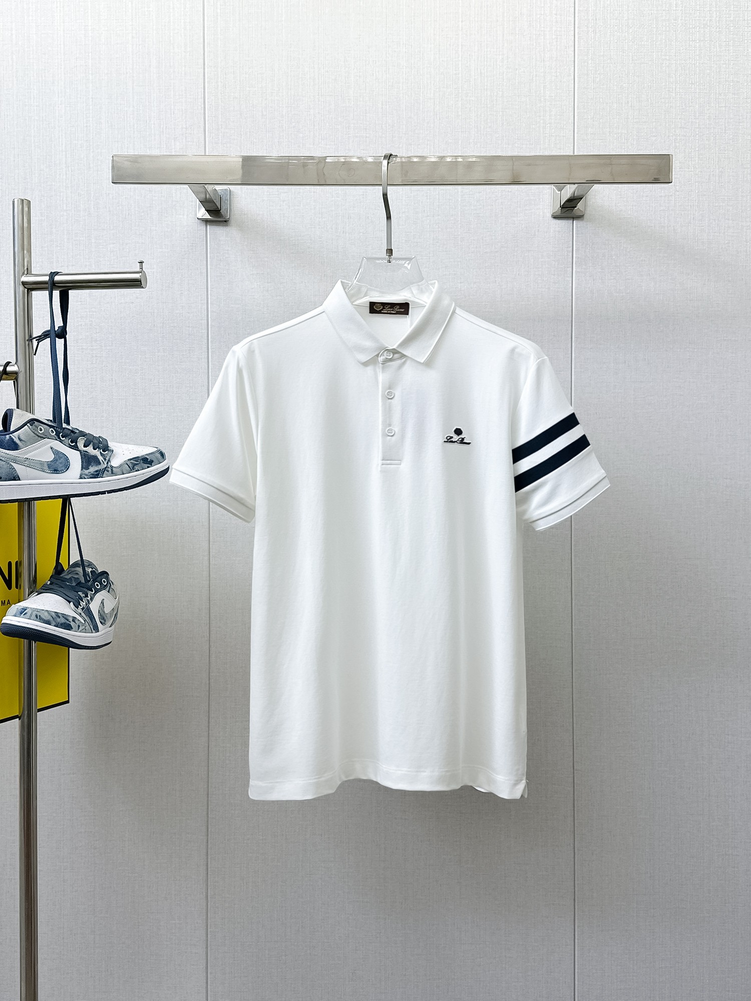 NO:933934,LP 1896ss summer new letter logo men's lapel Polo shirt!  Classic business men's style, the ceiling-level business men's style of high-end men's clothing!  Simple and fashionable yet elegant, it looks great when worn alone, and the quality/details control can be taken away with your eyes closed. It is low-key, luxurious and connotative!  The custom-woven mesh pique cotton fabric supplied by the customer is carefully made. The mesh texture is evenly arranged on the surface of the fabric. It has excellent breathability and heat dissipation and perspiration. The upper body comfort is completely better than ordinary single-sided jersey tissue!  The classic brand LOGO on the chest is made with top-notch craftsmanship. The LOGO is three-dimensional, clear and full, and has extraordinary texture. Whether it is worn as an inner layer or worn alone, it is a classic product!  The exquisite tailoring process, every detail is handled very standard and delicately, which cannot be compared with other low-end products on the market. It is a must-have basic and versatile Polo shirt for men!  Available in multiple colors, sizes M-4xl, loro piana,19860909LP 1896ss夏季新款字母logo男士翻领Polo衫！经典商务男款,高端男装的天花板级别的商务男款！简约时尚大气不失优雅,单穿内搭体面过人,品质控/细节控的闭眼带走,低调又奢华有内涵！ 客供定织网眼珠地棉布精心制成,面料表面排列均匀整齐的网眼纹理,透气性和散热排汗性极佳,上身舒适程度完全优于普通单面汗布组织！胸前经典的品牌LOGO标识,采用顶级工艺打造,LOGO立体清晰饱满,质感非凡的特质,无论是内搭还是单穿都是一款经典领域的产品！精妙绝伦的裁剪工艺,每一个细节处理的非常标准细腻,非市面一般LOW货可以媲美的,男士必入基础百搭款Polo衫推荐！ 颜色多颜色 尺码M-4xl,,loro piana,,Men's clothing