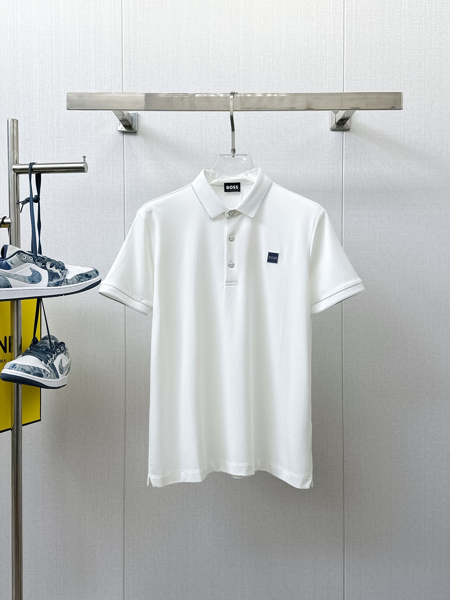 NO:933939,BOSS 2026ss summer new letter logo men's lapel Polo shirt!  Classic business men's style, the ceiling-level business men's style of high-end men's clothing!  Simple and fashionable yet elegant, it looks great when worn alone, and the quality/details control can be taken away with your eyes closed. It is low-key, luxurious and connotative!  The custom-woven mesh pique cotton fabric supplied by the customer is carefully made. The mesh texture is evenly arranged on the surface of the fabric. It has excellent breathability and heat dissipation and perspiration. The upper body comfort is completely better than ordinary single-sided jersey tissue!  The classic brand LOGO on the chest is made with top-notch craftsmanship. The LOGO is three-dimensional, clear and full, and has extraordinary texture. Whether it is worn as an inner layer or worn alone, it is a classic product!  The exquisite tailoring process, every detail is handled very standard and delicately, which cannot be compared with other low-end products on the market. It is a must-have basic and versatile Polo shirt for men!  Available in multiple colors, sizes M-4xl,,19860909BOSS 2026ss夏季新款字母logo男士翻领Polo衫！经典商务男款,高端男装的天花板级别的商务男款！简约时尚大气不失优雅,单穿内搭体面过人,品质控/细节控的闭眼带走,低调又奢华有内涵！ 客供定织网眼珠地棉布精心制成,面料表面排列均匀整齐的网眼纹理,透气性和散热排汗性极佳,上身舒适程度完全优于普通单面汗布组织！胸前经典的品牌LOGO标识,采用顶级工艺打造,LOGO立体清晰饱满,质感非凡的特质,无论是内搭还是单穿都是一款经典领域的产品！精妙绝伦的裁剪工艺,每一个细节处理的非常标准细腻,非市面一般LOW货可以媲美的,男士必入基础百搭款Polo衫推荐！ 颜色多颜色 尺码M-4xl,,,Men's clothing