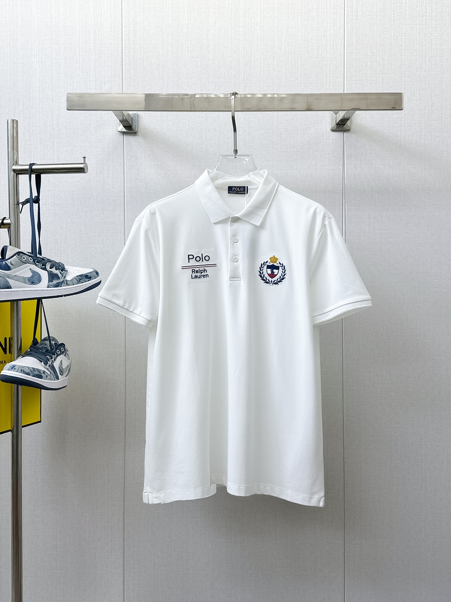 NO:933943,POLO 2026ss summer new letter logo men's lapel Polo shirt!  Classic business men's style, the ceiling-level business men's style of high-end men's clothing!  Simple and fashionable yet elegant, it looks great when worn alone, and the quality/details control can be taken away with your eyes closed. It is low-key, luxurious and connotative!  The custom-woven mesh pique cotton fabric supplied by the customer is carefully made. The mesh texture is evenly arranged on the surface of the fabric. It has excellent breathability and heat dissipation and perspiration. The upper body comfort is completely better than ordinary single-sided jersey tissue!  The classic brand LOGO on the chest is made with top-notch craftsmanship. The LOGO is three-dimensional, clear and full, and has extraordinary texture. Whether it is worn as an inner layer or worn alone, it is a classic product!  The exquisite tailoring process, every detail is handled very standard and delicately, which cannot be compared with other low-end products on the market. It is a must-have basic and versatile Polo shirt for men!  Available in multiple colors, sizes M-4xl,,19860909POLO 2026ss夏季新款字母logo男士翻领Polo衫！经典商务男款,高端男装的天花板级别的商务男款！简约时尚大气不失优雅,单穿内搭体面过人,品质控/细节控的闭眼带走,低调又奢华有内涵！ 客供定织网眼珠地棉布精心制成,面料表面排列均匀整齐的网眼纹理,透气性和散热排汗性极佳,上身舒适程度完全优于普通单面汗布组织！胸前经典的品牌LOGO标识,采用顶级工艺打造,LOGO立体清晰饱满,质感非凡的特质,无论是内搭还是单穿都是一款经典领域的产品！精妙绝伦的裁剪工艺,每一个细节处理的非常标准细腻,非市面一般LOW货可以媲美的,男士必入基础百搭款Polo衫推荐！ 颜色多颜色 尺码M-4xl,,,Men's clothing