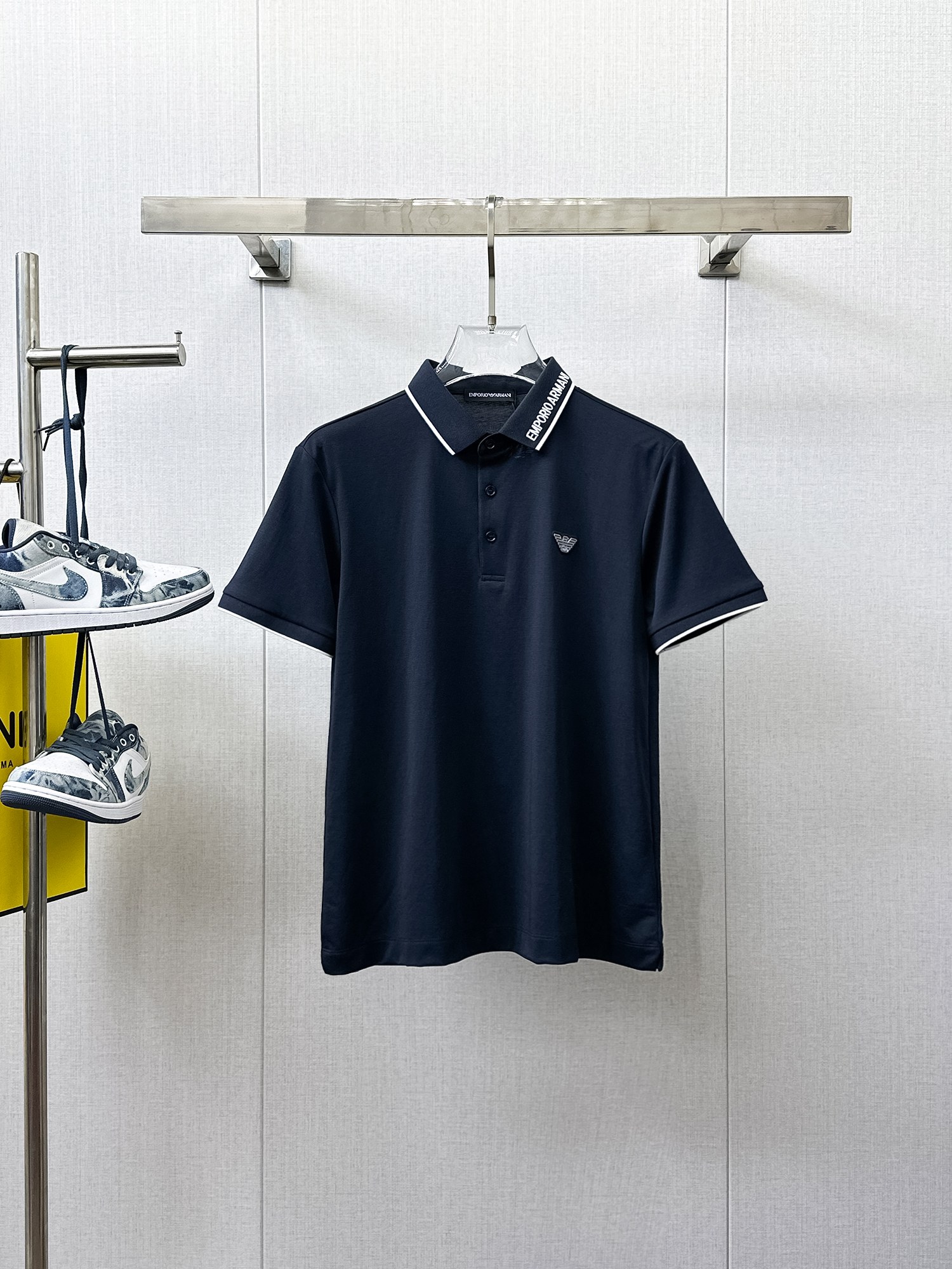 NO:933899,Armani 2026ss summer new letter logo men's lapel Polo shirt!  Classic business men's style, the ceiling-level business men's style of high-end men's clothing!  Simple and fashionable yet elegant, it looks great when worn alone, and the quality/details control can be taken away with your eyes closed. It is low-key, luxurious and connotative!  The custom-woven mesh pique cotton fabric supplied by the customer is carefully made. The mesh texture is evenly arranged on the surface of the fabric. It has excellent breathability and heat dissipation and perspiration. The upper body comfort is completely better than ordinary single-sided jersey tissue!  The classic brand LOGO on the chest is made with top-notch craftsmanship. The LOGO is three-dimensional, clear and full, and has extraordinary texture. Whether it is worn as an inner layer or worn alone, it is a classic product!  The exquisite tailoring process, every detail is handled very standard and delicately, which cannot be compared with other low-end products on the market. It is a must-have basic and versatile Polo shirt for men!  Available in multiple colors, sizes M-4xl, armani,19860909阿玛尼 2026ss夏季新款字母logo男士翻领Polo衫！经典商务男款,高端男装的天花板级别的商务男款！简约时尚大气不失优雅,单穿内搭体面过人,品质控/细节控的闭眼带走,低调又奢华有内涵！ 客供定织网眼珠地棉布精心制成,面料表面排列均匀整齐的网眼纹理,透气性和散热排汗性极佳,上身舒适程度完全优于普通单面汗布组织！胸前经典的品牌LOGO标识,采用顶级工艺打造,LOGO立体清晰饱满,质感非凡的特质,无论是内搭还是单穿都是一款经典领域的产品！精妙绝伦的裁剪工艺,每一个细节处理的非常标准细腻,非市面一般LOW货可以媲美的,男士必入基础百搭款Polo衫推荐！ 颜色多颜色 尺码M-4xl,,armani,,Men's clothing