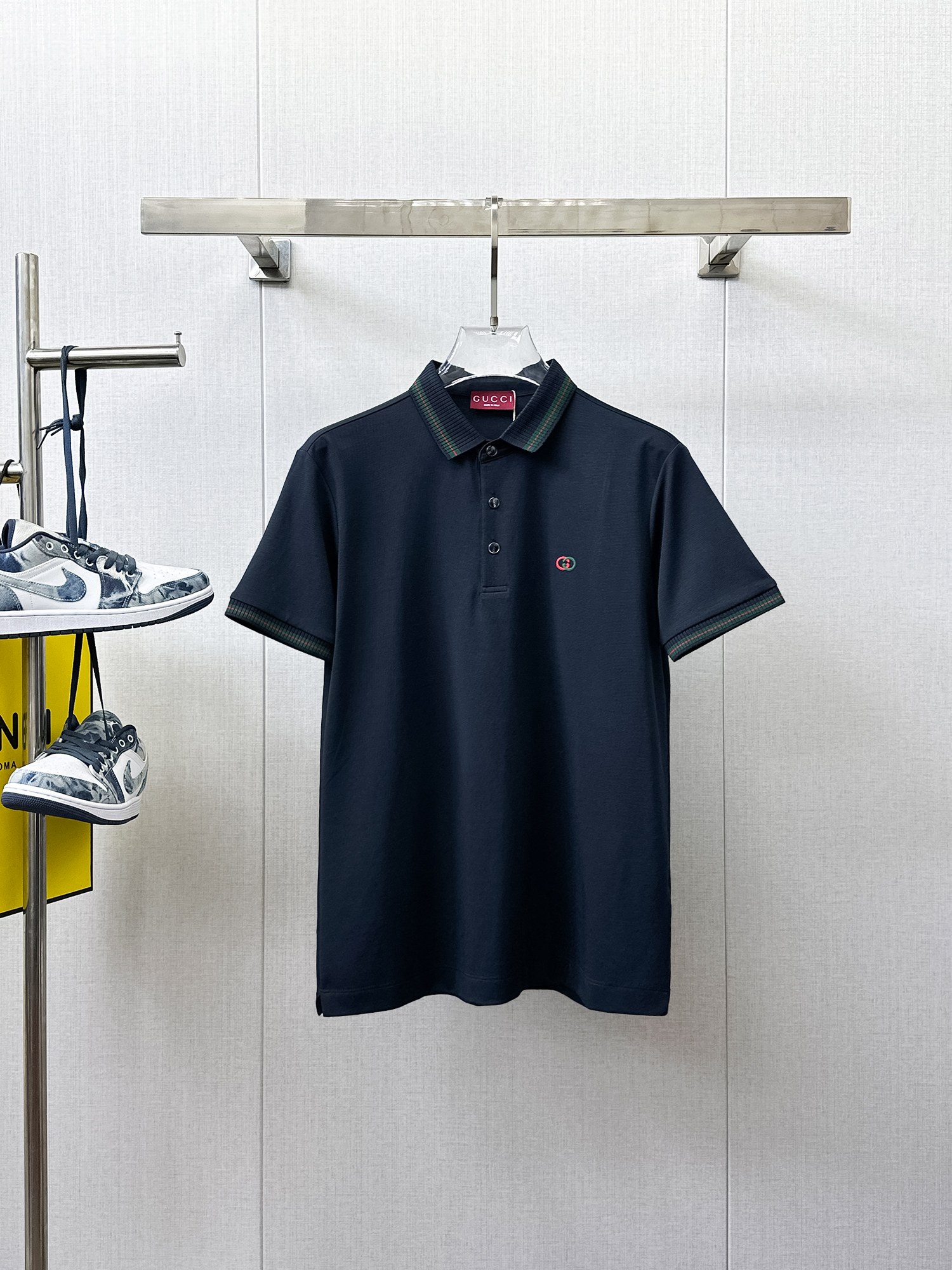 NO:933903,Gucci 2026ss summer new letter logo men's lapel polo shirt!  Classic business men's style, the ceiling-level business men's style of high-end men's clothing!  Simple and fashionable yet elegant, it looks great when worn alone, and the quality/details control can be taken away with your eyes closed. It is low-key, luxurious and connotative!  The custom-woven mesh pique cotton fabric supplied by the customer is carefully made. The mesh texture is evenly arranged on the surface of the fabric. It has excellent breathability and heat dissipation and perspiration. The upper body comfort is completely better than ordinary single-sided jersey tissue!  The classic brand LOGO on the chest is made with top-notch craftsmanship. The LOGO is three-dimensional, clear and full, and has extraordinary texture. Whether it is worn as an inner layer or worn alone, it is a classic product!  The exquisite tailoring process, every detail is handled very standard and delicately, which cannot be compared with other low-end products on the market. It is a must-have basic and versatile Polo shirt for men!  Available in multiple colors, sizes M-4xl,,19860909古奇 2026ss夏季新款字母logo男士翻领Polo衫！经典商务男款,高端男装的天花板级别的商务男款！简约时尚大气不失优雅,单穿内搭体面过人,品质控/细节控的闭眼带走,低调又奢华有内涵！ 客供定织网眼珠地棉布精心制成,面料表面排列均匀整齐的网眼纹理,透气性和散热排汗性极佳,上身舒适程度完全优于普通单面汗布组织！胸前经典的品牌LOGO标识,采用顶级工艺打造,LOGO立体清晰饱满,质感非凡的特质,无论是内搭还是单穿都是一款经典领域的产品！精妙绝伦的裁剪工艺,每一个细节处理的非常标准细腻,非市面一般LOW货可以媲美的,男士必入基础百搭款Polo衫推荐！ 颜色多颜色 尺码M-4xl,,,Men's clothing