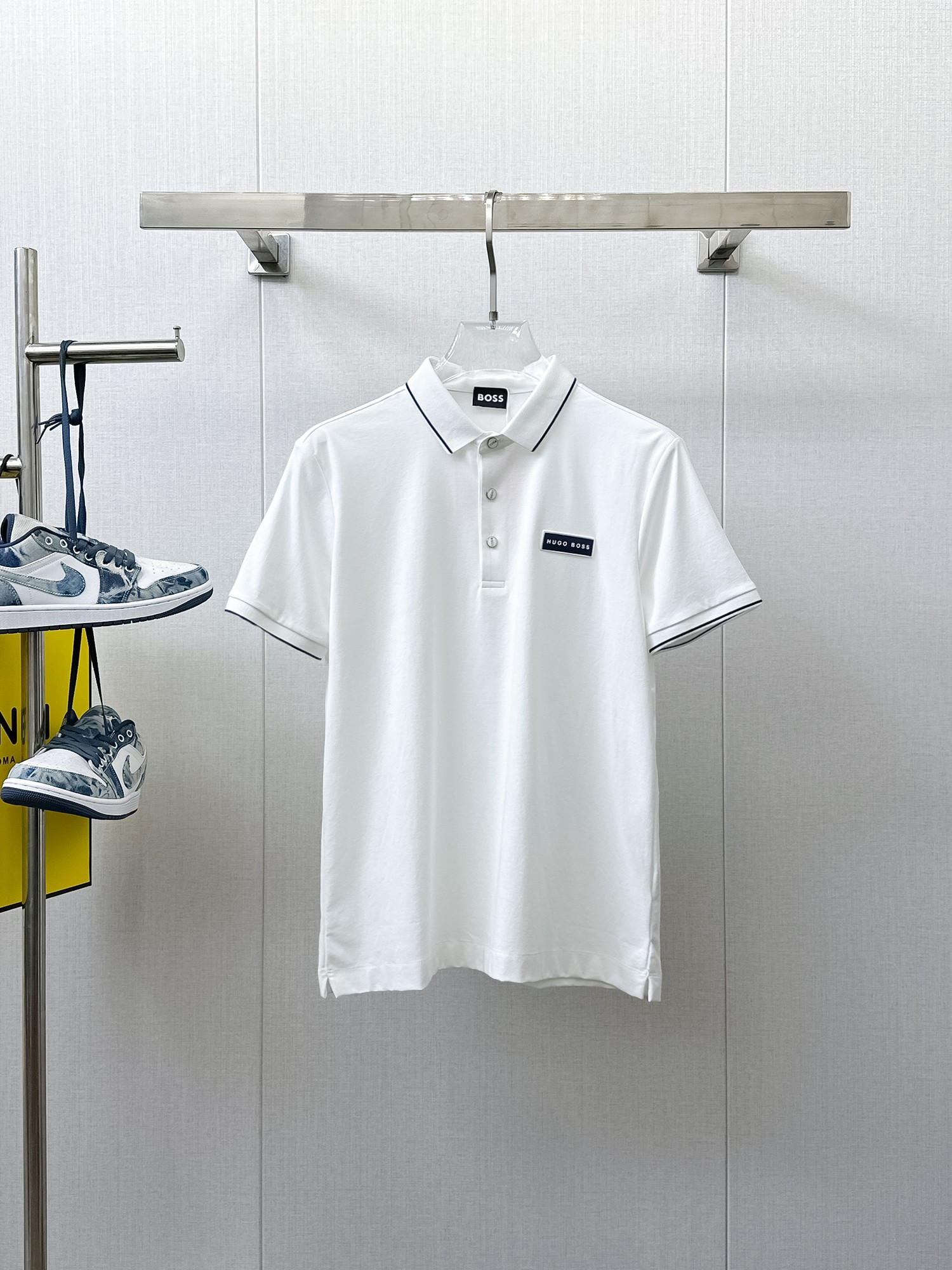 NO:933908,BOSS 2026ss summer new letter logo men's lapel Polo shirt!  Classic business men's style, the ceiling-level business men's style of high-end men's clothing!  Simple and fashionable yet elegant, it looks great when worn alone, and quality control/details control can be taken away with your eyes closed. It is low-key, luxurious and connotative!  The custom-woven mesh pique cotton fabric supplied by the customer is carefully made. The mesh texture is evenly arranged on the surface of the fabric. It has excellent breathability and heat dissipation and perspiration. The upper body comfort is completely better than ordinary single-sided jersey tissue!  The classic brand LOGO on the chest is made with top-notch craftsmanship. The LOGO is three-dimensional, clear and full, and has extraordinary texture. Whether it is worn as an inner layer or worn alone, it is a classic product!  The exquisite tailoring process, every detail is handled very standard and delicately, which cannot be compared with other low-end products on the market. It is a must-have basic and versatile Polo shirt for men!  Available in multiple colors, sizes M-4xl,,19860909BOSS 2026ss夏季新款字母logo男士翻领Polo衫！经典商务男款,高端男装的天花板级别的商务男款！简约时尚大气不失优雅,单穿内搭体面过人,品质控/细节控的闭眼带走,低调又奢华有内涵！ 客供定织网眼珠地棉布精心制成,面料表面排列均匀整齐的网眼纹理,透气性和散热排汗性极佳,上身舒适程度完全优于普通单面汗布组织！胸前经典的品牌LOGO标识,采用顶级工艺打造,LOGO立体清晰饱满,质感非凡的特质,无论是内搭还是单穿都是一款经典领域的产品！精妙绝伦的裁剪工艺,每一个细节处理的非常标准细腻,非市面一般LOW货可以媲美的,男士必入基础百搭款Polo衫推荐！ 颜色多颜色 尺码M-4xl,,,Men's clothing