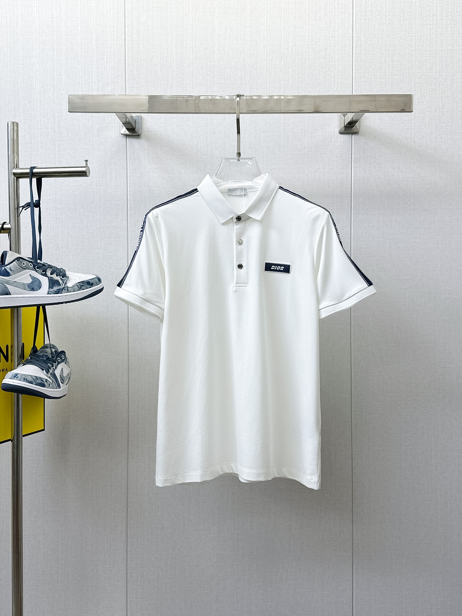NO:933913,Dior 2026ss summer new letter logo men's lapel Polo shirt!  Classic business men's style, the ceiling-level business men's style of high-end men's clothing!  Simple and fashionable yet elegant, it looks great when worn alone, and the quality/details control can be taken away with your eyes closed. It is low-key, luxurious and connotative!  The custom-woven mesh pique cotton fabric supplied by the customer is carefully made. The mesh texture is evenly arranged on the surface of the fabric. It has excellent breathability and heat dissipation and perspiration. The upper body comfort is completely better than ordinary single-sided jersey tissue!  The classic brand LOGO on the chest is made with top-notch craftsmanship. The LOGO is three-dimensional, clear and full, and has extraordinary texture. Whether it is worn as an inner layer or worn alone, it is a classic product!  The exquisite tailoring process, every detail is handled very standard and delicately, which cannot be compared with other low-end products on the market. It is a must-have basic and versatile Polo shirt for men!  Various colors, sizes M-4xl, dior,19860909迪奥 2026ss夏季新款字母logo男士翻领Polo衫！经典商务男款,高端男装的天花板级别的商务男款！简约时尚大气不失优雅,单穿内搭体面过人,品质控/细节控的闭眼带走,低调又奢华有内涵！ 客供定织网眼珠地棉布精心制成,面料表面排列均匀整齐的网眼纹理,透气性和散热排汗性极佳,上身舒适程度完全优于普通单面汗布组织！胸前经典的品牌LOGO标识,采用顶级工艺打造,LOGO立体清晰饱满,质感非凡的特质,无论是内搭还是单穿都是一款经典领域的产品！精妙绝伦的裁剪工艺,每一个细节处理的非常标准细腻,非市面一般LOW货可以媲美的,男士必入基础百搭款Polo衫推荐！ 颜色多颜色 尺码M-4xl,,dior,,Men's clothing