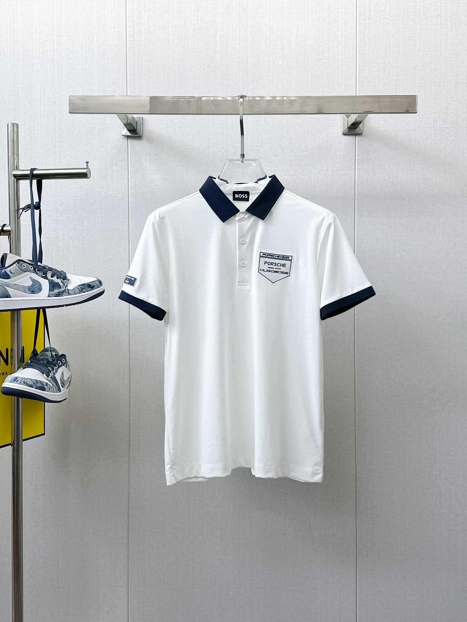 NO:933918,BOSS 2026ss summer new letter logo men's lapel Polo shirt!  Classic business men's style, the ceiling-level business men's style of high-end men's clothing!  Simple and fashionable yet elegant, it looks great when worn alone, and the quality/details control can be taken away with your eyes closed. It is low-key, luxurious and connotative!  The custom-woven mesh pique cotton fabric supplied by the customer is carefully made. The mesh texture is evenly arranged on the surface of the fabric. It has excellent breathability and heat dissipation and perspiration. The upper body comfort is completely better than ordinary single-sided jersey tissue!  The classic brand LOGO on the chest is made with top-notch craftsmanship. The LOGO is three-dimensional, clear and full, and has extraordinary texture. Whether it is worn as an inner layer or worn alone, it is a classic product!  The exquisite tailoring process, every detail is handled very standard and delicately, which cannot be compared with other low-end products on the market. It is a must-have basic and versatile Polo shirt for men!  Available in multiple colors, sizes M-4xl,,19860909BOSS 2026ss夏季新款字母logo男士翻领Polo衫！经典商务男款,高端男装的天花板级别的商务男款！简约时尚大气不失优雅,单穿内搭体面过人,品质控/细节控的闭眼带走,低调又奢华有内涵！ 客供定织网眼珠地棉布精心制成,面料表面排列均匀整齐的网眼纹理,透气性和散热排汗性极佳,上身舒适程度完全优于普通单面汗布组织！胸前经典的品牌LOGO标识,采用顶级工艺打造,LOGO立体清晰饱满,质感非凡的特质,无论是内搭还是单穿都是一款经典领域的产品！精妙绝伦的裁剪工艺,每一个细节处理的非常标准细腻,非市面一般LOW货可以媲美的,男士必入基础百搭款Polo衫推荐！ 颜色多颜色 尺码M-4xl,,,Men's clothing