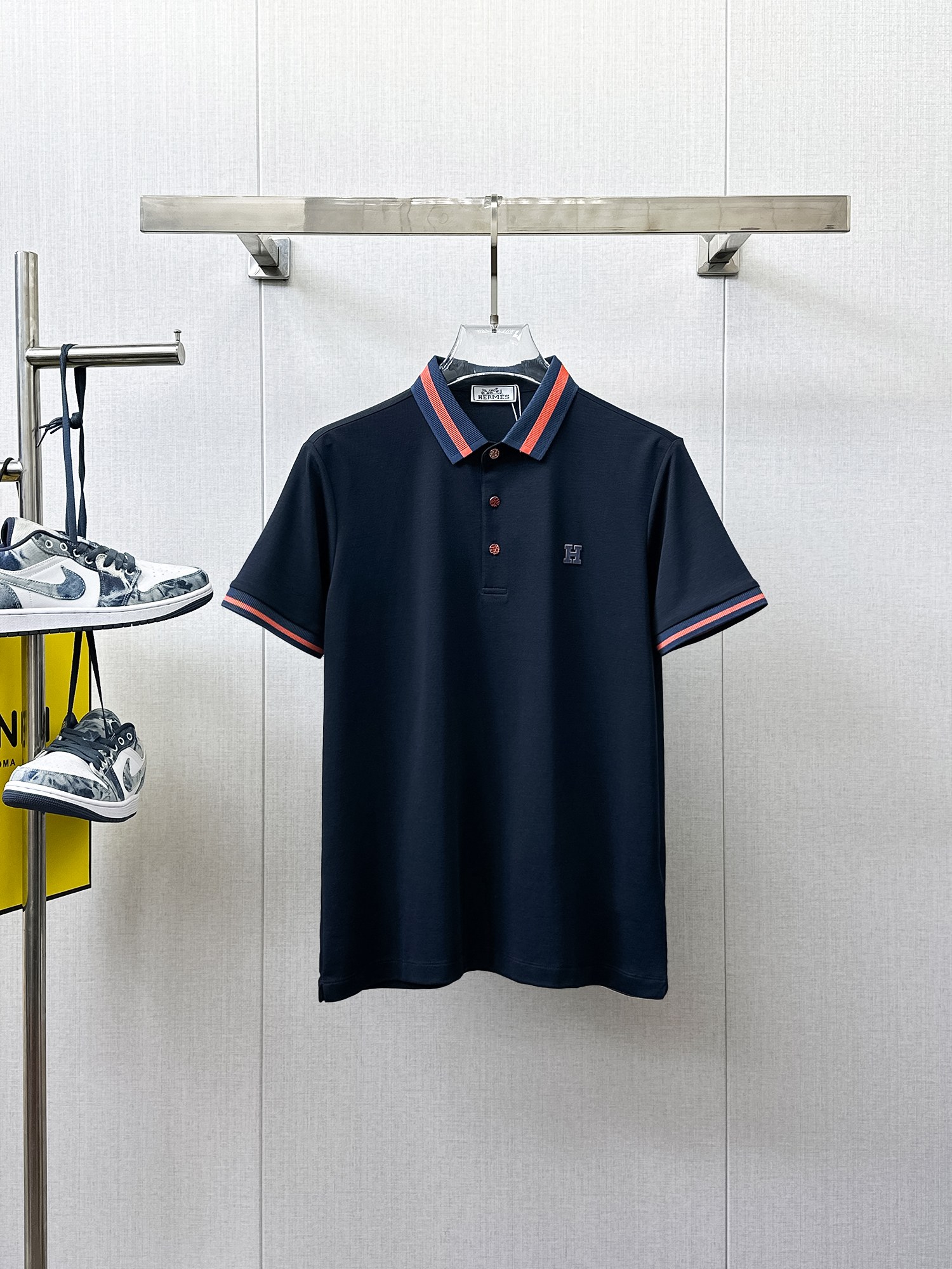 NO:933923,Hermès 2026ss summer new letter logo men’s lapel polo shirt!  Classic business men's style, the ceiling-level business men's style of high-end men's clothing!  Simple and fashionable yet elegant, it looks great when worn alone, and the quality/details control can be taken away with your eyes closed. It is low-key, luxurious and connotative!  The custom-woven mesh pique cotton fabric supplied by the customer is carefully made. The mesh texture is evenly arranged on the surface of the fabric. It has excellent breathability and heat dissipation and perspiration. The upper body comfort is completely better than ordinary single-sided jersey tissue!  The classic brand LOGO on the chest is made with top-notch craftsmanship. The LOGO is three-dimensional, clear and full, and has extraordinary texture. Whether it is worn as an inner layer or worn alone, it is a classic product!  The exquisite tailoring process, every detail is handled very standard and delicately, which cannot be compared with other low-end products on the market. It is a must-have basic and versatile Polo shirt for men!  Available in multiple colors, sizes M-4xl, hermes,19860909爱马仕 2026ss夏季新款字母logo男士翻领Polo衫！经典商务男款,高端男装的天花板级别的商务男款！简约时尚大气不失优雅,单穿内搭体面过人,品质控/细节控的闭眼带走,低调又奢华有内涵！ 客供定织网眼珠地棉布精心制成,面料表面排列均匀整齐的网眼纹理,透气性和散热排汗性极佳,上身舒适程度完全优于普通单面汗布组织！胸前经典的品牌LOGO标识,采用顶级工艺打造,LOGO立体清晰饱满,质感非凡的特质,无论是内搭还是单穿都是一款经典领域的产品！精妙绝伦的裁剪工艺,每一个细节处理的非常标准细腻,非市面一般LOW货可以媲美的,男士必入基础百搭款Polo衫推荐！ 颜色多颜色 尺码M-4xl,,hermes,,Men's clothing