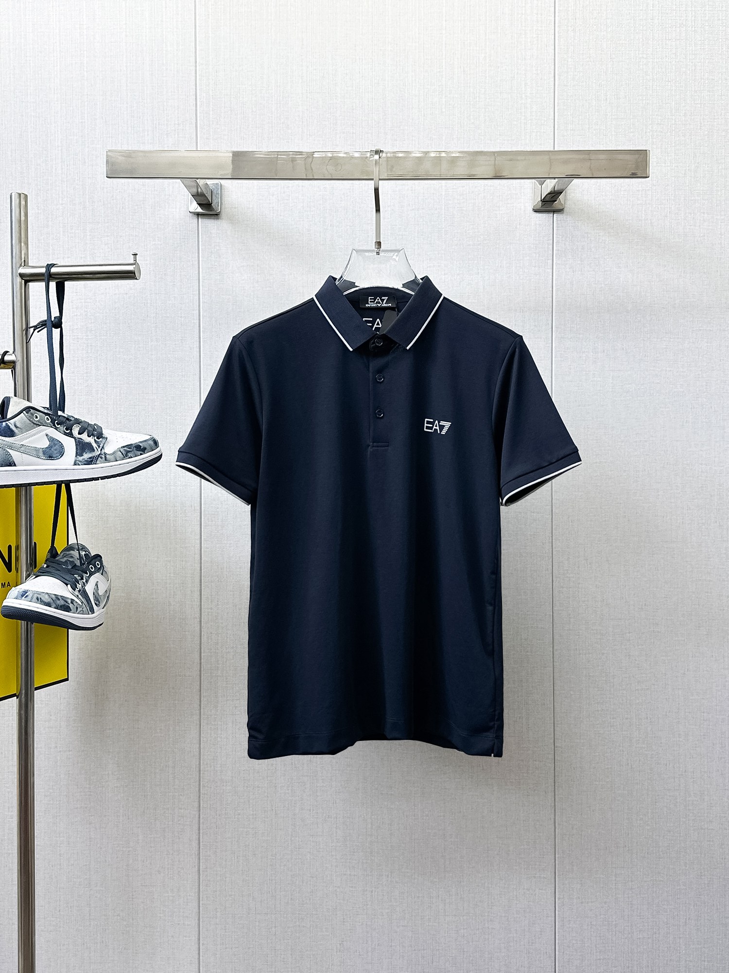 NO:933928,Armani 2026ss summer new letter logo men's lapel Polo shirt!  Classic business men's style, the ceiling-level business men's style of high-end men's clothing!  Simple and fashionable yet elegant, it looks great when worn alone, and the quality/details control can be taken away with your eyes closed. It is low-key, luxurious and connotative!  The custom-woven mesh pique cotton fabric supplied by the customer is carefully made. The mesh texture is evenly arranged on the surface of the fabric. It has excellent breathability and heat dissipation and perspiration. The upper body comfort is completely better than ordinary single-sided jersey tissue!  The classic brand LOGO on the chest is made with top-notch craftsmanship. The LOGO is three-dimensional, clear and full, and has extraordinary texture. Whether it is worn as an inner layer or worn alone, it is a classic product!  The exquisite tailoring process, every detail is handled very standard and delicately, which cannot be compared with other low-end products on the market. It is a must-have basic and versatile Polo shirt for men!  Available in multiple colors, sizes M-4xl, armani,19860909阿玛尼 2026ss夏季新款字母logo男士翻领Polo衫！经典商务男款,高端男装的天花板级别的商务男款！简约时尚大气不失优雅,单穿内搭体面过人,品质控/细节控的闭眼带走,低调又奢华有内涵！ 客供定织网眼珠地棉布精心制成,面料表面排列均匀整齐的网眼纹理,透气性和散热排汗性极佳,上身舒适程度完全优于普通单面汗布组织！胸前经典的品牌LOGO标识,采用顶级工艺打造,LOGO立体清晰饱满,质感非凡的特质,无论是内搭还是单穿都是一款经典领域的产品！精妙绝伦的裁剪工艺,每一个细节处理的非常标准细腻,非市面一般LOW货可以媲美的,男士必入基础百搭款Polo衫推荐！ 颜色多颜色 尺码M-4xl,,armani,,Men's clothing