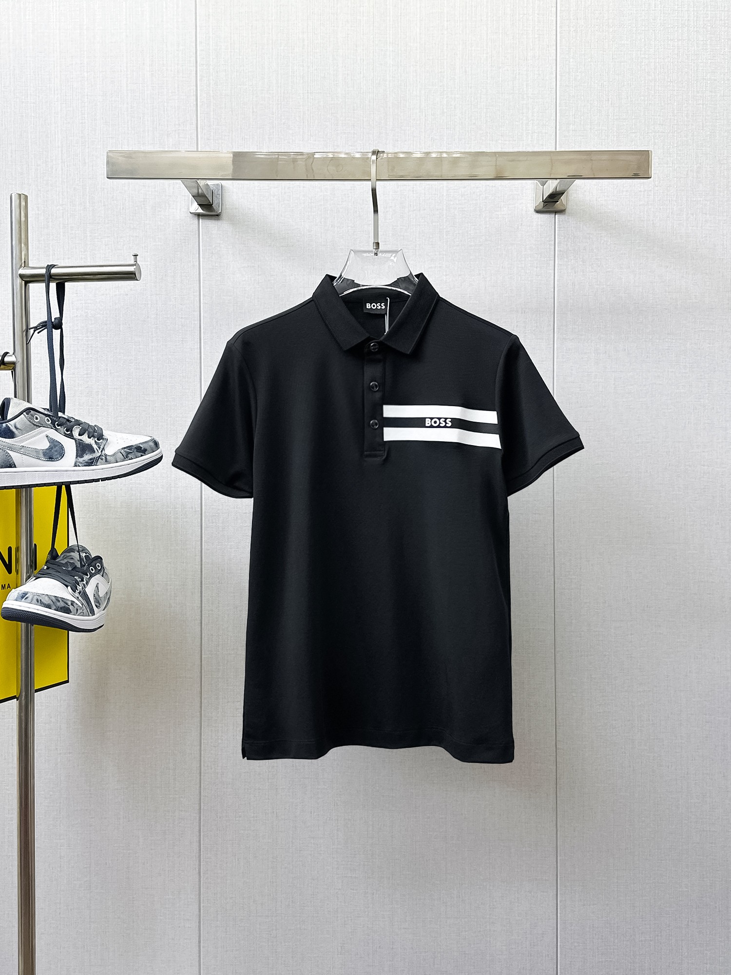NO:933933,BOSS 2026ss summer new letter logo men's lapel Polo shirt!  Classic business men's style, the ceiling-level business men's style of high-end men's clothing!  Simple and fashionable yet elegant, it looks great when worn alone, and the quality/details control can be taken away with your eyes closed. It is low-key, luxurious and connotative!  The custom-woven mesh pique cotton fabric supplied by the customer is carefully made. The mesh texture is evenly arranged on the surface of the fabric. It has excellent breathability and heat dissipation and perspiration. The upper body comfort is completely better than ordinary single-sided jersey tissue!  The classic brand LOGO on the chest is made with top-notch craftsmanship. The LOGO is three-dimensional, clear and full, and has extraordinary texture. Whether it is worn as an inner layer or worn alone, it is a classic product!  The exquisite tailoring process, every detail is handled very standard and delicately, which cannot be compared with other low-end products on the market. It is a must-have basic and versatile Polo shirt for men!  Available in multiple colors, sizes M-4xl,,19860909BOSS 2026ss夏季新款字母logo男士翻领Polo衫！经典商务男款,高端男装的天花板级别的商务男款！简约时尚大气不失优雅,单穿内搭体面过人,品质控/细节控的闭眼带走,低调又奢华有内涵！ 客供定织网眼珠地棉布精心制成,面料表面排列均匀整齐的网眼纹理,透气性和散热排汗性极佳,上身舒适程度完全优于普通单面汗布组织！胸前经典的品牌LOGO标识,采用顶级工艺打造,LOGO立体清晰饱满,质感非凡的特质,无论是内搭还是单穿都是一款经典领域的产品！精妙绝伦的裁剪工艺,每一个细节处理的非常标准细腻,非市面一般LOW货可以媲美的,男士必入基础百搭款Polo衫推荐！ 颜色多颜色 尺码M-4xl,,,Men's clothing