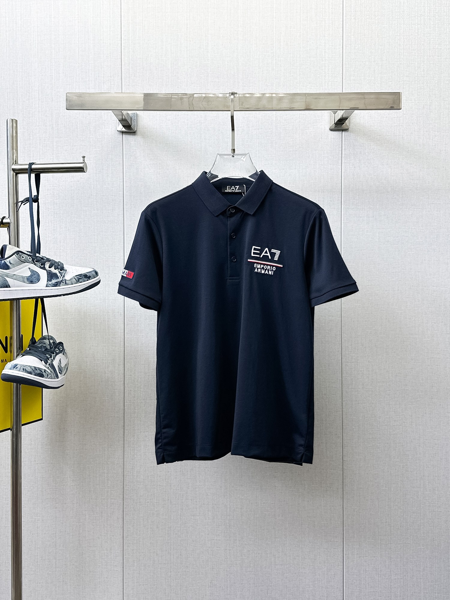 NO:933938,Armani 2026ss summer new letter logo men's lapel Polo shirt!  Classic business men's style, the ceiling-level business men's style of high-end men's clothing!  Simple and fashionable yet elegant, it looks great when worn alone, and the quality/details control can be taken away with your eyes closed. It is low-key, luxurious and connotative!  The custom-woven mesh pique cotton fabric supplied by the customer is carefully made. The mesh texture is evenly arranged on the surface of the fabric. It has excellent breathability and heat dissipation and perspiration. The upper body comfort is completely better than ordinary single-sided jersey tissue!  The classic brand LOGO on the chest is made with top-notch craftsmanship. The LOGO is three-dimensional, clear and full, and has extraordinary texture. Whether it is worn as an inner layer or worn alone, it is a classic product!  The exquisite tailoring process, every detail is handled very standard and delicately, which cannot be compared with other low-end products on the market. It is a must-have basic and versatile Polo shirt for men!  Available in multiple colors, sizes M-4xl, armani,19860909阿玛尼 2026ss夏季新款字母logo男士翻领Polo衫！经典商务男款,高端男装的天花板级别的商务男款！简约时尚大气不失优雅,单穿内搭体面过人,品质控/细节控的闭眼带走,低调又奢华有内涵！ 客供定织网眼珠地棉布精心制成,面料表面排列均匀整齐的网眼纹理,透气性和散热排汗性极佳,上身舒适程度完全优于普通单面汗布组织！胸前经典的品牌LOGO标识,采用顶级工艺打造,LOGO立体清晰饱满,质感非凡的特质,无论是内搭还是单穿都是一款经典领域的产品！精妙绝伦的裁剪工艺,每一个细节处理的非常标准细腻,非市面一般LOW货可以媲美的,男士必入基础百搭款Polo衫推荐！ 颜色多颜色 尺码M-4xl,,armani,,Men's clothing