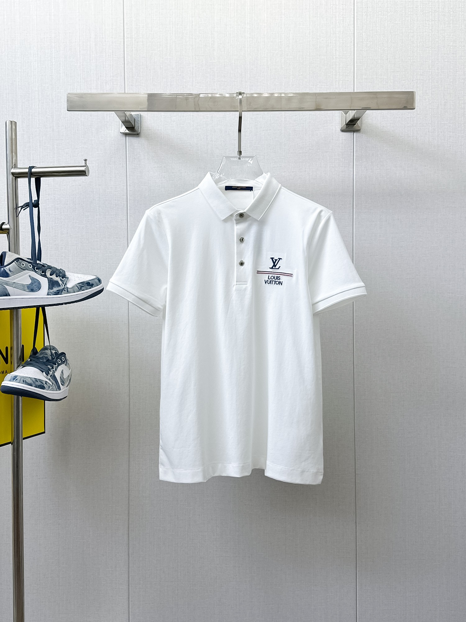 NO:933944,LV 2026ss summer new letter logo men’s lapel Polo shirt!  Classic business men's style, the ceiling-level business men's style of high-end men's clothing!  Simple and fashionable yet elegant, it looks great when worn alone, and the quality/details control can be taken away with your eyes closed. It is low-key, luxurious and connotative!  The custom-woven mesh pique cotton fabric supplied by the customer is carefully made. The mesh texture is evenly arranged on the surface of the fabric. It has excellent breathability and heat dissipation and perspiration. The upper body comfort is completely better than ordinary single-sided jersey tissue!  The classic brand LOGO on the chest is made with top-notch craftsmanship. The LOGO is three-dimensional, clear and full, and has extraordinary texture. Whether it is worn as an inner layer or worn alone, it is a classic product!  The exquisite tailoring process, every detail is handled very standard and delicately, which cannot be compared with other low-end products on the market. It is a must-have basic and versatile Polo shirt for men!  Various colors, sizes M-4xl, Louis Vuitton,19860909LV 2026ss夏季新款字母logo男士翻领Polo衫！经典商务男款,高端男装的天花板级别的商务男款！简约时尚大气不失优雅,单穿内搭体面过人,品质控/细节控的闭眼带走,低调又奢华有内涵！ 客供定织网眼珠地棉布精心制成,面料表面排列均匀整齐的网眼纹理,透气性和散热排汗性极佳,上身舒适程度完全优于普通单面汗布组织！胸前经典的品牌LOGO标识,采用顶级工艺打造,LOGO立体清晰饱满,质感非凡的特质,无论是内搭还是单穿都是一款经典领域的产品！精妙绝伦的裁剪工艺,每一个细节处理的非常标准细腻,非市面一般LOW货可以媲美的,男士必入基础百搭款Polo衫推荐！ 颜色多颜色 尺码M-4xl,,louis vuitton,,Men's clothing