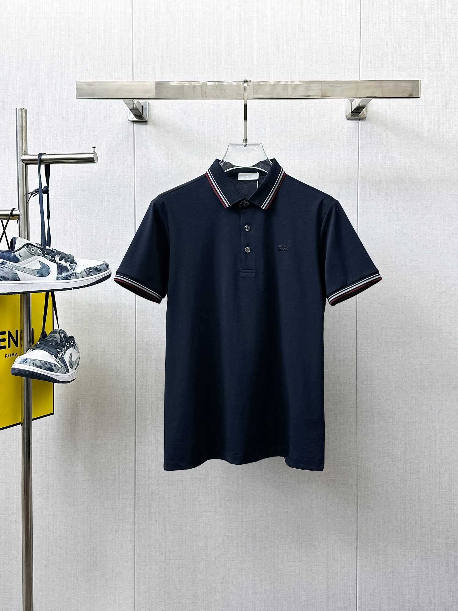 NO:933946,Dior 2026ss summer new letter logo men's lapel Polo shirt!  Classic business men's style, the ceiling-level business men's style of high-end men's clothing!  Simple and fashionable yet elegant, it looks great when worn alone, and the quality/details control can be taken away with your eyes closed. It is low-key, luxurious and connotative!  The custom-woven mesh pique cotton fabric supplied by the customer is carefully made. The mesh texture is evenly arranged on the surface of the fabric. It has excellent breathability and heat dissipation and perspiration. The upper body comfort is completely better than ordinary single-sided jersey tissue!  The classic brand LOGO on the chest is made with top-notch craftsmanship. The LOGO is three-dimensional, clear and full, and has extraordinary texture. Whether it is worn as an inner layer or worn alone, it is a classic product!  The exquisite tailoring process, every detail is handled very standard and delicately, which cannot be compared with other low-end products on the market. It is a must-have basic and versatile Polo shirt for men!  Various colors, sizes M-4xl, dior,19860909迪奥 2026ss夏季新款字母logo男士翻领Polo衫！经典商务男款,高端男装的天花板级别的商务男款！简约时尚大气不失优雅,单穿内搭体面过人,品质控/细节控的闭眼带走,低调又奢华有内涵！ 客供定织网眼珠地棉布精心制成,面料表面排列均匀整齐的网眼纹理,透气性和散热排汗性极佳,上身舒适程度完全优于普通单面汗布组织！胸前经典的品牌LOGO标识,采用顶级工艺打造,LOGO立体清晰饱满,质感非凡的特质,无论是内搭还是单穿都是一款经典领域的产品！精妙绝伦的裁剪工艺,每一个细节处理的非常标准细腻,非市面一般LOW货可以媲美的,男士必入基础百搭款Polo衫推荐！ 颜色多颜色 尺码M-4xl,,dior,,Men's clothing