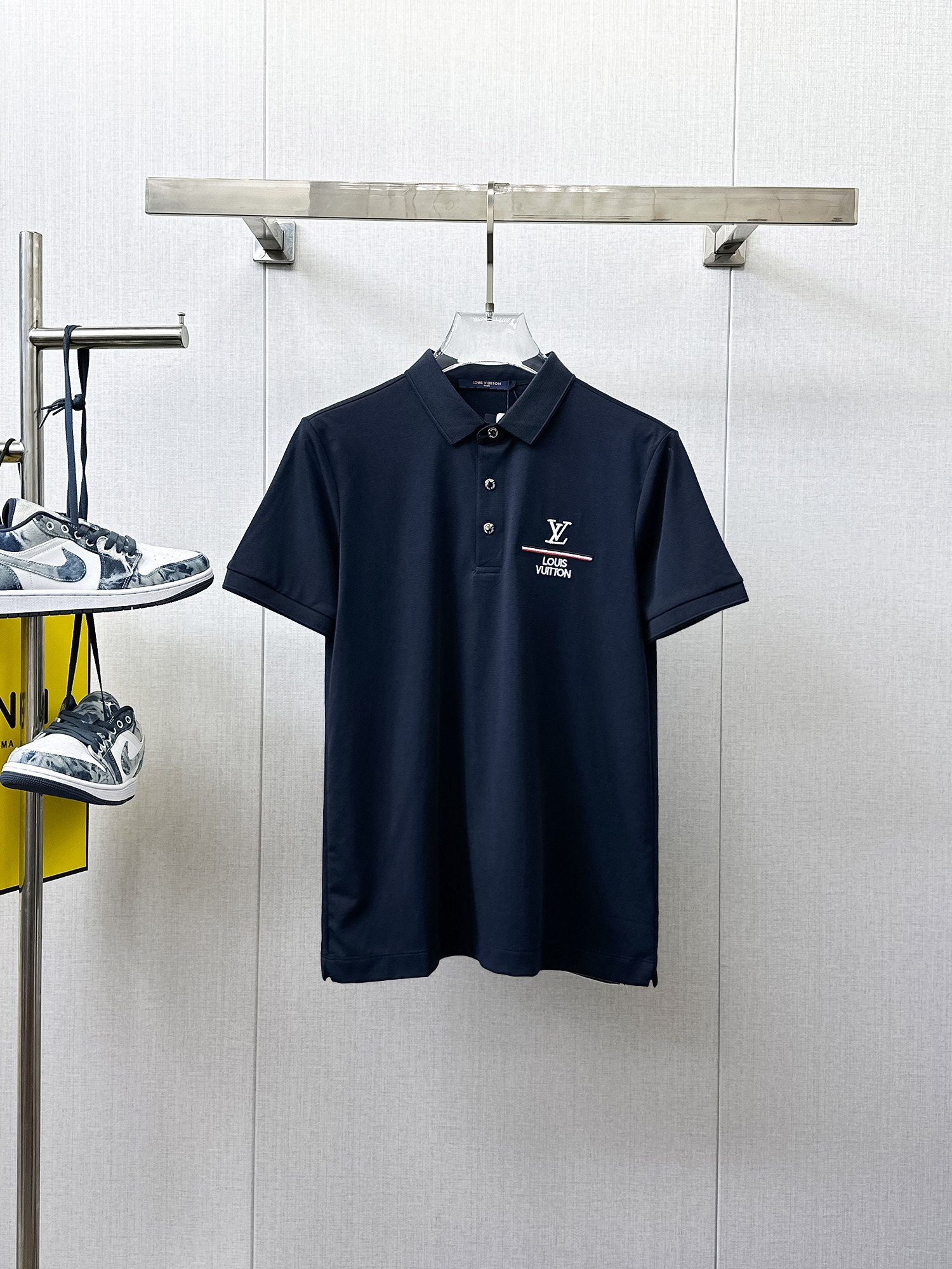 NO:933949,LV 2026ss summer new letter logo men’s lapel Polo shirt!  Classic business men's style, the ceiling-level business men's style of high-end men's clothing!  Simple and fashionable yet elegant, it looks great when worn alone, and quality control/details control can be taken away with your eyes closed. It is low-key, luxurious and connotative!  The custom-woven mesh pique cotton fabric supplied by the customer is carefully made. The mesh texture is evenly arranged on the surface of the fabric. It has excellent breathability and heat dissipation and perspiration. The upper body comfort is completely better than ordinary single-sided jersey tissue!  The classic brand LOGO on the chest is made with top-notch craftsmanship. The LOGO is three-dimensional, clear and full, and has extraordinary texture. Whether it is worn as an inner layer or worn alone, it is a classic product!  The exquisite tailoring process, every detail is handled very standard and delicately, which cannot be compared with other low-end products on the market. It is a must-have basic and versatile Polo shirt for men!  Various colors, sizes M-4xl, Louis Vuitton,19860909LV 2026ss夏季新款字母logo男士翻领Polo衫！经典商务男款,高端男装的天花板级别的商务男款！简约时尚大气不失优雅,单穿内搭体面过人,品质控/细节控的闭眼带走,低调又奢华有内涵！ 客供定织网眼珠地棉布精心制成,面料表面排列均匀整齐的网眼纹理,透气性和散热排汗性极佳,上身舒适程度完全优于普通单面汗布组织！胸前经典的品牌LOGO标识,采用顶级工艺打造,LOGO立体清晰饱满,质感非凡的特质,无论是内搭还是单穿都是一款经典领域的产品！精妙绝伦的裁剪工艺,每一个细节处理的非常标准细腻,非市面一般LOW货可以媲美的,男士必入基础百搭款Polo衫推荐！ 颜色多颜色 尺码M-4xl,,louis vuitton,,Men's clothing