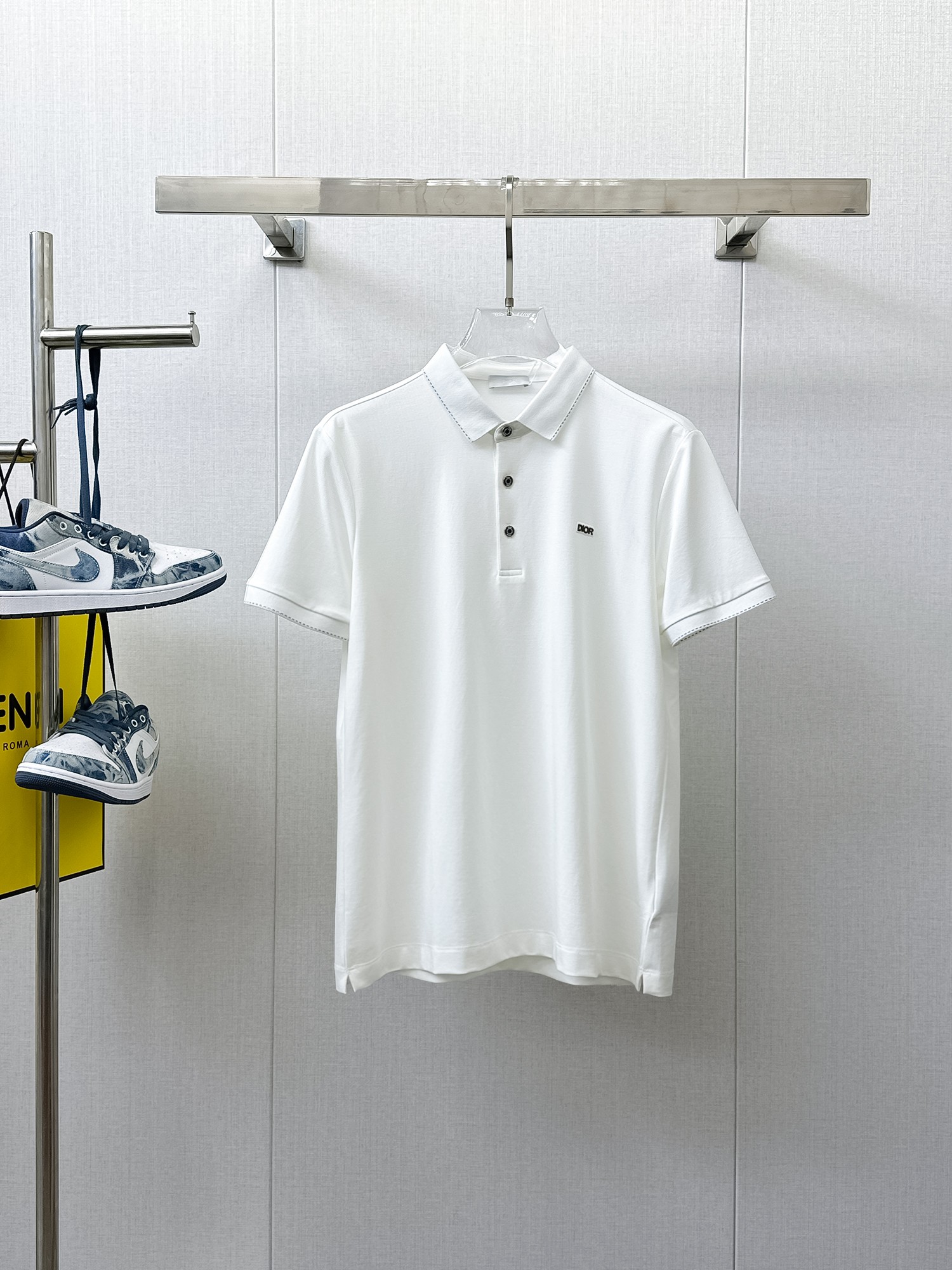 NO:933952,Dior 2026ss summer new letter logo men's lapel Polo shirt!  Classic business men's style, the ceiling-level business men's style of high-end men's clothing!  Simple and fashionable yet elegant, it looks great when worn alone, and the quality/details control can be taken away with your eyes closed. It is low-key, luxurious and connotative!  The custom-woven mesh pique cotton fabric supplied by the customer is carefully made. The mesh texture is evenly arranged on the surface of the fabric. It has excellent breathability and heat dissipation and perspiration. The upper body comfort is completely better than ordinary single-sided jersey tissue!  The classic brand LOGO on the chest is made with top-notch craftsmanship. The LOGO is three-dimensional, clear and full, and has extraordinary texture. Whether it is worn as an inner layer or worn alone, it is a classic product!  The exquisite tailoring process, every detail is handled very standard and delicately, which cannot be compared with other low-end products on the market. It is a must-have basic and versatile Polo shirt for men!  Various colors, sizes M-4xl, dior,19860909迪奥 2026ss夏季新款字母logo男士翻领Polo衫！经典商务男款,高端男装的天花板级别的商务男款！简约时尚大气不失优雅,单穿内搭体面过人,品质控/细节控的闭眼带走,低调又奢华有内涵！ 客供定织网眼珠地棉布精心制成,面料表面排列均匀整齐的网眼纹理,透气性和散热排汗性极佳,上身舒适程度完全优于普通单面汗布组织！胸前经典的品牌LOGO标识,采用顶级工艺打造,LOGO立体清晰饱满,质感非凡的特质,无论是内搭还是单穿都是一款经典领域的产品！精妙绝伦的裁剪工艺,每一个细节处理的非常标准细腻,非市面一般LOW货可以媲美的,男士必入基础百搭款Polo衫推荐！ 颜色多颜色 尺码M-4xl,,dior,,Men's clothing