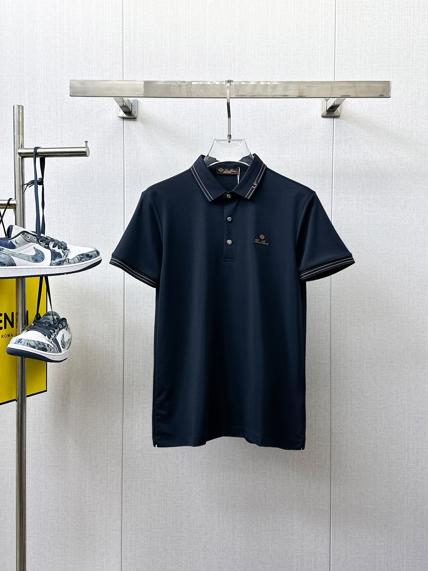 NO:933955,LP 1896ss summer new letter logo men's lapel Polo shirt!  Classic business men's style, the ceiling-level business men's style of high-end men's clothing!  Simple and fashionable yet elegant, it looks great when worn alone, and the quality/details control can be taken away with your eyes closed. It is low-key, luxurious and connotative!  The custom-woven mesh pique cotton fabric supplied by the customer is carefully made. The mesh texture is evenly arranged on the surface of the fabric. It has excellent breathability and heat dissipation and perspiration. The upper body comfort is completely better than ordinary single-sided jersey tissue!  The classic brand LOGO on the chest is made with top-notch craftsmanship. The LOGO is three-dimensional, clear and full, and has extraordinary texture. Whether it is worn as an inner layer or worn alone, it is a classic product!  The exquisite tailoring process, every detail is handled very standard and delicately, which cannot be compared with other low-end products on the market. It is a must-have basic and versatile Polo shirt for men!  Available in multiple colors, sizes M-4xl, loro piana,19860909LP 1896ss夏季新款字母logo男士翻领Polo衫！经典商务男款,高端男装的天花板级别的商务男款！简约时尚大气不失优雅,单穿内搭体面过人,品质控/细节控的闭眼带走,低调又奢华有内涵！ 客供定织网眼珠地棉布精心制成,面料表面排列均匀整齐的网眼纹理,透气性和散热排汗性极佳,上身舒适程度完全优于普通单面汗布组织！胸前经典的品牌LOGO标识,采用顶级工艺打造,LOGO立体清晰饱满,质感非凡的特质,无论是内搭还是单穿都是一款经典领域的产品！精妙绝伦的裁剪工艺,每一个细节处理的非常标准细腻,非市面一般LOW货可以媲美的,男士必入基础百搭款Polo衫推荐！ 颜色多颜色 尺码M-4xl,,loro piana,,Men's clothing