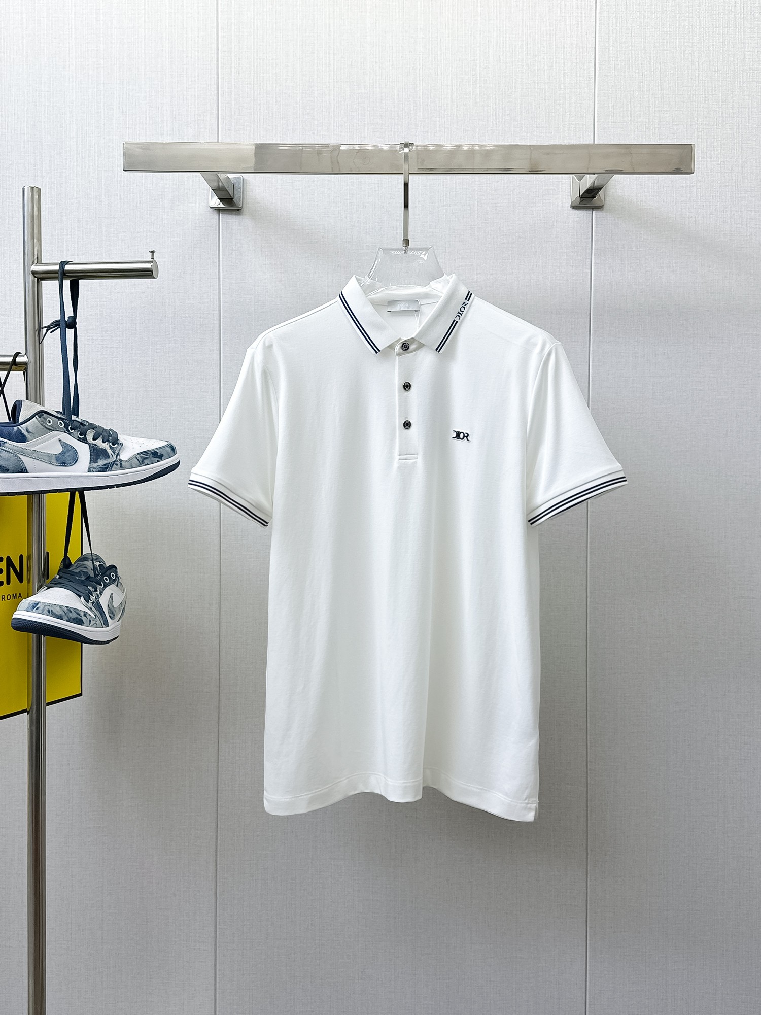 NO:933959,Dior 2026ss summer new letter logo men's lapel Polo shirt!  Classic business men's style, the ceiling-level business men's style of high-end men's clothing!  Simple and fashionable yet elegant, it looks great when worn alone, and the quality/details control can be taken away with your eyes closed. It is low-key, luxurious and connotative!  The custom-woven mesh pique cotton fabric supplied by the customer is carefully made. The mesh texture is evenly arranged on the surface of the fabric. It has excellent breathability and heat dissipation and perspiration. The upper body comfort is completely better than ordinary single-sided jersey tissue!  The classic brand LOGO on the chest is made with top-notch craftsmanship. The LOGO is three-dimensional, clear and full, and has extraordinary texture. Whether it is worn as an inner layer or worn alone, it is a classic product!  The exquisite tailoring process, every detail is handled very standard and delicately, which cannot be compared with other low-end products on the market. It is a must-have basic and versatile Polo shirt for men!  Various colors, sizes M-4xl, dior,19860909迪奥 2026ss夏季新款字母logo男士翻领Polo衫！经典商务男款,高端男装的天花板级别的商务男款！简约时尚大气不失优雅,单穿内搭体面过人,品质控/细节控的闭眼带走,低调又奢华有内涵！ 客供定织网眼珠地棉布精心制成,面料表面排列均匀整齐的网眼纹理,透气性和散热排汗性极佳,上身舒适程度完全优于普通单面汗布组织！胸前经典的品牌LOGO标识,采用顶级工艺打造,LOGO立体清晰饱满,质感非凡的特质,无论是内搭还是单穿都是一款经典领域的产品！精妙绝伦的裁剪工艺,每一个细节处理的非常标准细腻,非市面一般LOW货可以媲美的,男士必入基础百搭款Polo衫推荐！ 颜色多颜色 尺码M-4xl,,dior,,Men's clothing