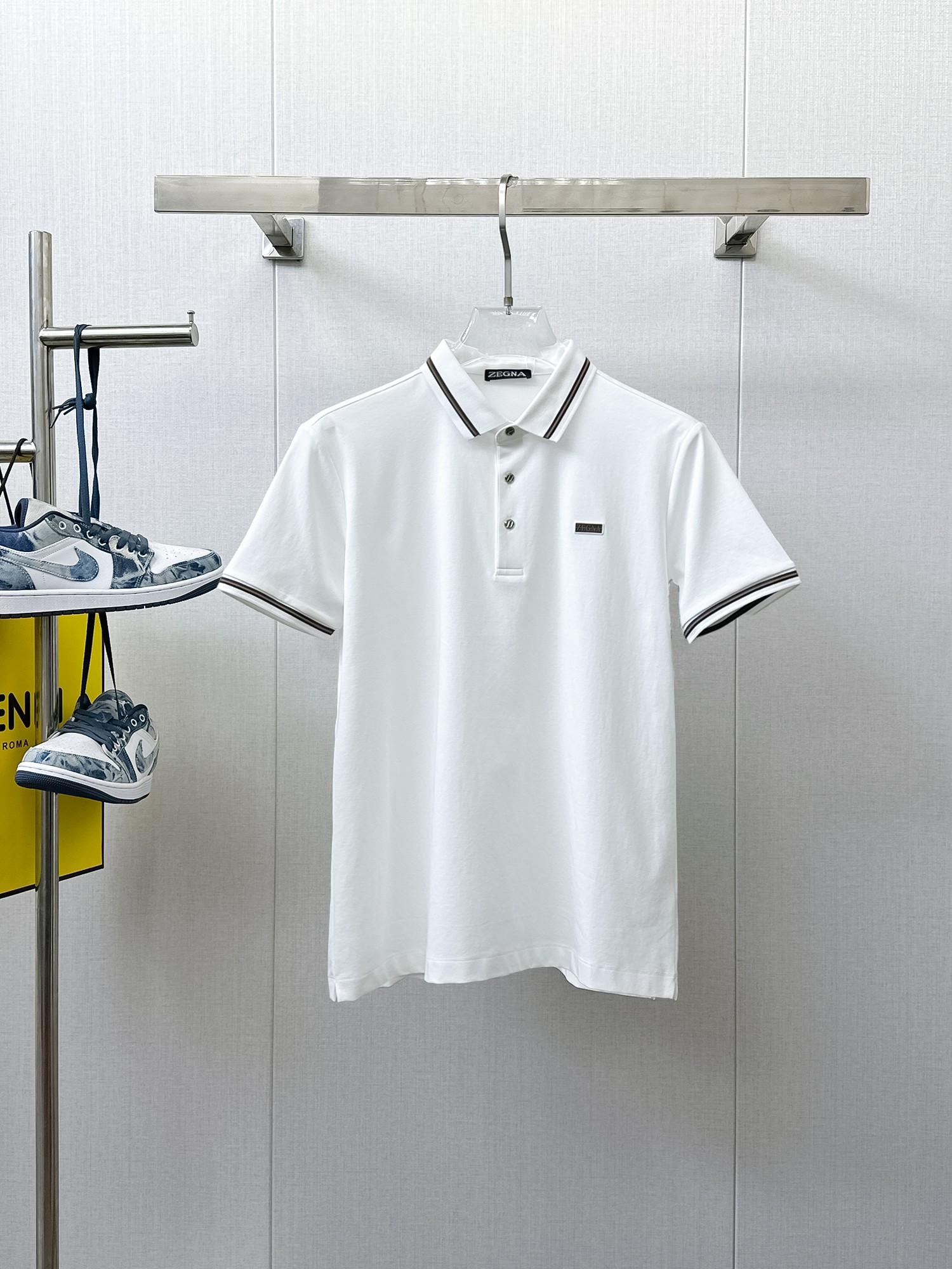 NO:933962,Ermenegildo Zegna 2026ss summer new letter logo men's lapel Polo shirt!  Classic business men's style, the ceiling-level business men's style of high-end men's clothing!  Simple and fashionable yet elegant, it looks great when worn alone, and the quality/details control can be taken away with your eyes closed. It is low-key, luxurious and connotative!  The custom-woven mesh pique cotton fabric supplied by the customer is carefully made. The mesh texture is evenly arranged on the surface of the fabric. It has excellent breathability and heat dissipation and perspiration. The upper body comfort is completely better than ordinary single-sided jersey tissue!  The classic brand LOGO on the chest is made with top-notch craftsmanship. The LOGO is three-dimensional, clear and full, and has extraordinary texture. Whether it is worn as an inner layer or worn alone, it is a classic product!  The exquisite tailoring process, every detail is handled very standard and delicately, which cannot be compared with other low-end products on the market. It is a must-have basic and versatile Polo shirt for men!  Various colors, sizes M-4xl,,zegna,19860909杰尼亚 2026ss夏季新款字母logo男士翻领Polo衫！经典商务男款,高端男装的天花板级别的商务男款！简约时尚大气不失优雅,单穿内搭体面过人,品质控/细节控的闭眼带走,低调又奢华有内涵！ 客供定织网眼珠地棉布精心制成,面料表面排列均匀整齐的网眼纹理,透气性和散热排汗性极佳,上身舒适程度完全优于普通单面汗布组织！胸前经典的品牌LOGO标识,采用顶级工艺打造,LOGO立体清晰饱满,质感非凡的特质,无论是内搭还是单穿都是一款经典领域的产品！精妙绝伦的裁剪工艺,每一个细节处理的非常标准细腻,非市面一般LOW货可以媲美的,男士必入基础百搭款Polo衫推荐！ 颜色多颜色 尺码M-4xl,,zegna,,Men's clothing