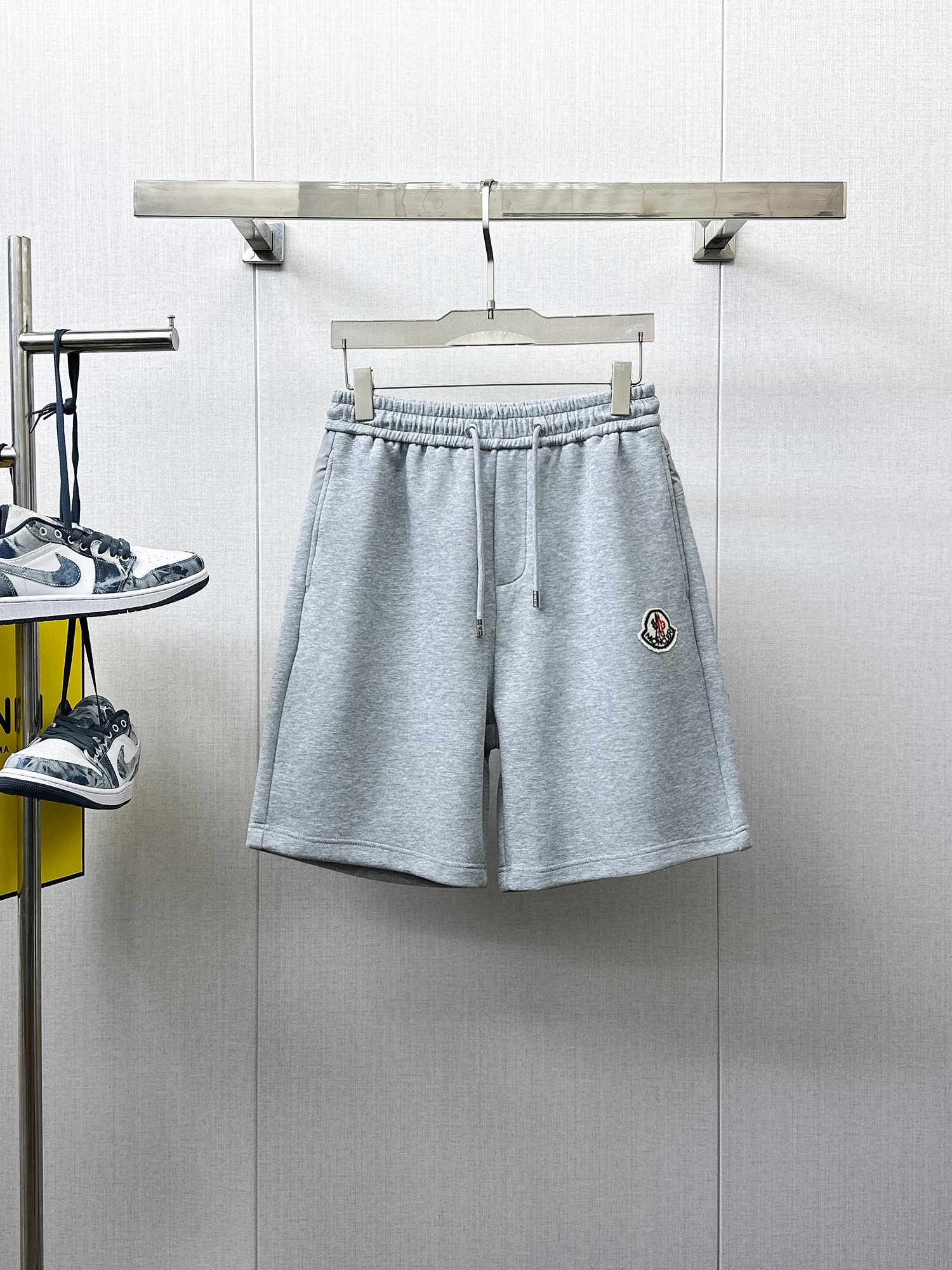 NO:933973,2026 new summer men's casual shorts with complete three-standard muzzle protection, advanced custom-made breathable fabrics, extremely breathable, elastic and comfortable, with impeccable details, top-grade accessories, original logo design concept, delicate and soft feel!  The upper body shape is awesome!  Sizes M-XXXL, please state your height and weight when ordering,,Moncler,shorts,19860909蒙口三标齐全 2026夏季新款男士休闲短裤,高级定制面料透气面料 透气弹力舒适度极高,细节无可挑剔,顶级辅料配备,原版logo设计理念,手感细腻柔软！上身版型超赞！尺码M-XXXL下单报身高体重,,Moncler,shorts,,Men's clothing
