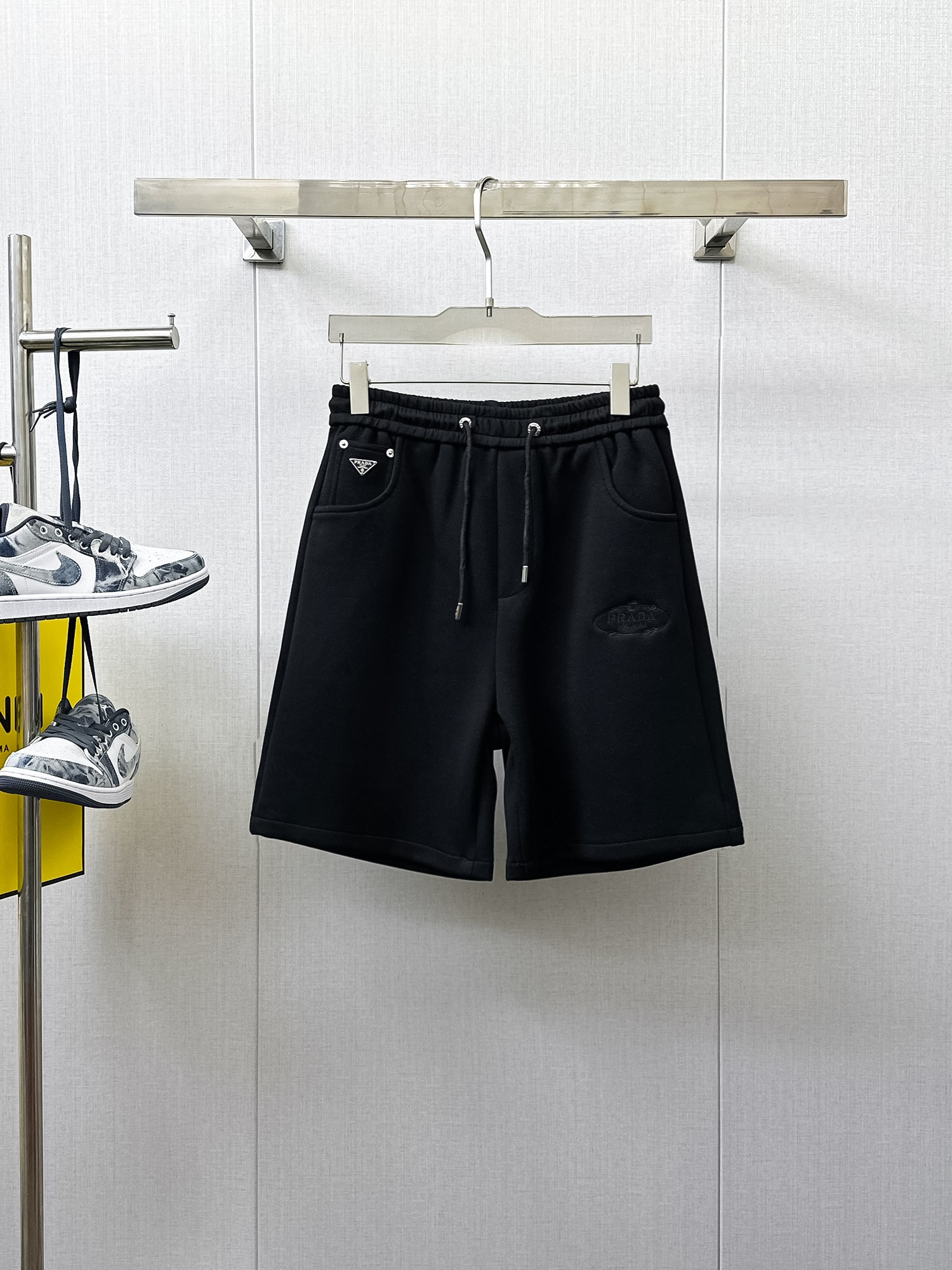NO:933976,Prada's three-standard complete 2026 summer new men's casual shorts, advanced custom-made breathable fabrics, extremely breathable, elastic and comfortable, impeccable details, top-grade accessories, original logo design concept, delicate and soft feel!  The upper body fit is awesome!  Sizes M-XXXL, please state your height and weight when ordering, prada, shorts,19860909普拉达三标齐全 2026夏季新款男士休闲短裤,高级定制面料透气面料 透气弹力舒适度极高,细节无可挑剔,顶级辅料配备,原版logo设计理念,手感细腻柔软！上身版型超赞！尺码M-XXXL下单报身高体重,,prada,shorts,,Men's clothing