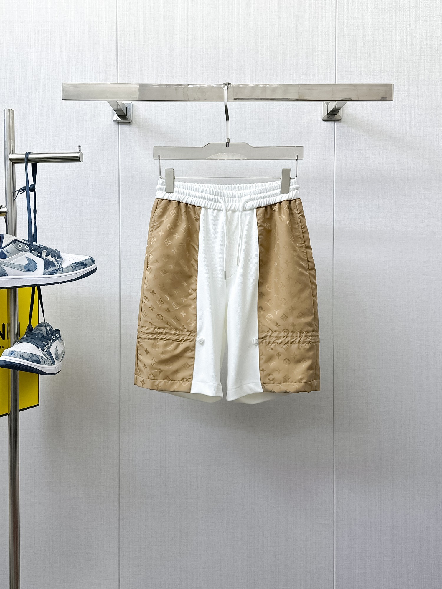 NO:933957,LV three-standard complete 2026 new summer men's casual shorts, advanced custom-made breathable fabrics, extremely breathable, elastic and comfortable, impeccable details, top-grade accessories, original logo design concept, delicate and soft feel!  The upper body shape is awesome!  Sizes M-XXXL, please state your height and weight when ordering,,louis vuitton,shorts,19860909LV三标齐全 2026夏季新款男士休闲短裤,高级定制面料透气面料 透气弹力舒适度极高,细节无可挑剔,顶级辅料配备,原版logo设计理念,手感细腻柔软！上身版型超赞！尺码M-XXXL下单报身高体重,,louis vuitton,shorts,,Men's clothing