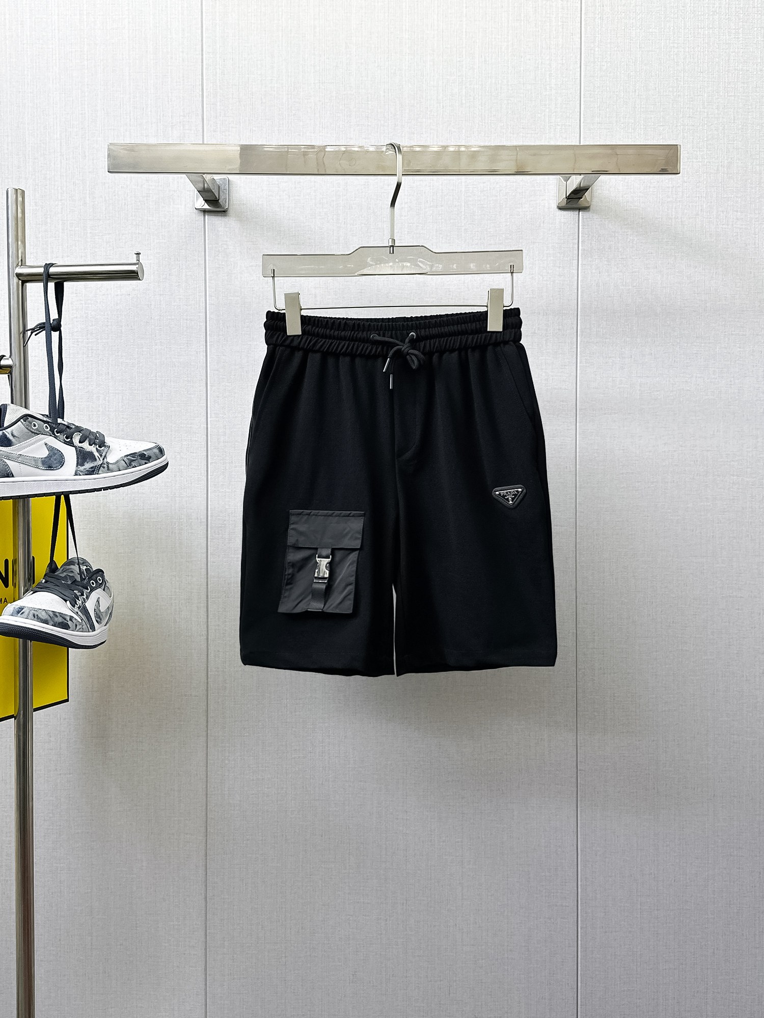 NO:933960,Prada's three-standard complete 2026 summer new men's casual shorts, advanced custom-made breathable fabrics, extremely breathable, elastic and comfortable, impeccable details, top-grade accessories, original logo design concept, delicate and soft feel!  The upper body shape is awesome!  Sizes M-XXXL, please state your height and weight when ordering, prada, shorts,19860909普拉达三标齐全 2026夏季新款男士休闲短裤,高级定制面料透气面料 透气弹力舒适度极高,细节无可挑剔,顶级辅料配备,原版logo设计理念,手感细腻柔软！上身版型超赞！尺码M-XXXL下单报身高体重,,prada,shorts,,Men's clothing