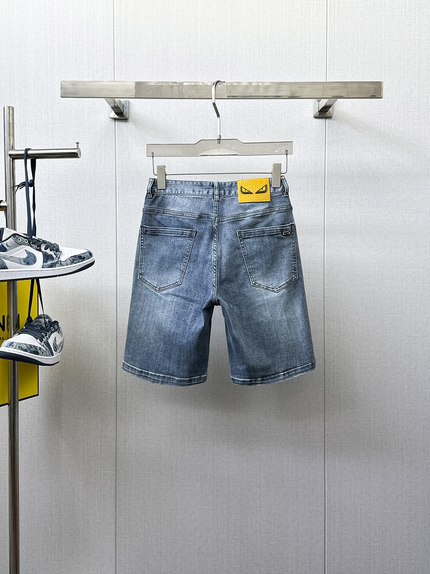 NO:933966,Fendi 2026 new summer men's jeans shorts, heavy craftsmanship, advanced custom fabrics, breathable fabrics, extremely breathable, elastic and comfortable, impeccable details, top accessories, original logo design concept, delicate and soft feel!  The upper body shape is awesome!  Size 29-36,,fendi,shorts,jeans,19860909芬迪 2026夏季新款男士牛仔裤短裤,重工艺高级定制面料透气面料 透气弹力舒适度极高,细节无可挑剔,顶级辅料配备,原版logo设计理念,手感细腻柔软！上身版型超赞！尺码29-36,,fendi,shorts,jeans,,Men's clothing
