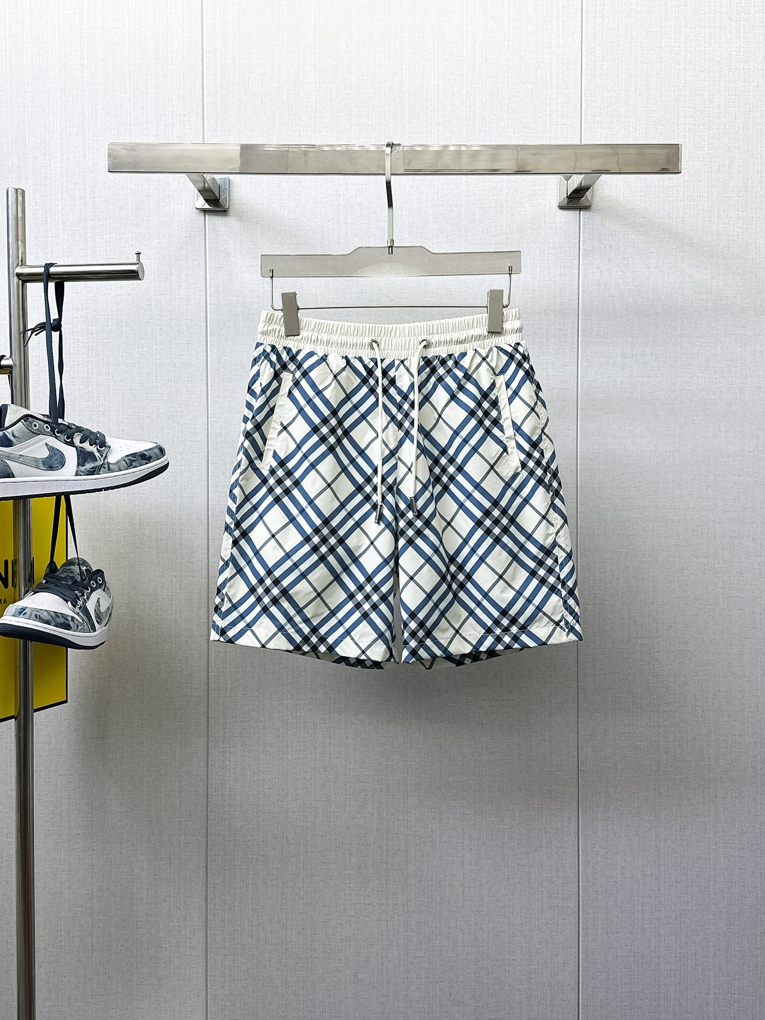 NO:933964,Burberry's three-standard complete 2026 new summer men's casual shorts, advanced custom-made breathable fabrics, extremely breathable, elastic and comfortable, impeccable details, top-grade accessories, original logo design concept, delicate and soft feel!  The upper body shape is awesome!  Sizes M-XXXL, please state your height and weight when ordering, burberry, shorts,19860909巴宝莉 三标齐全 2026夏季新款男士休闲短裤,高级定制面料透气面料 透气弹力舒适度极高,细节无可挑剔,顶级辅料配备,原版logo设计理念,手感细腻柔软！上身版型超赞！尺码M-XXXL下单报身高体重,,burberry,shorts,,Men's clothing