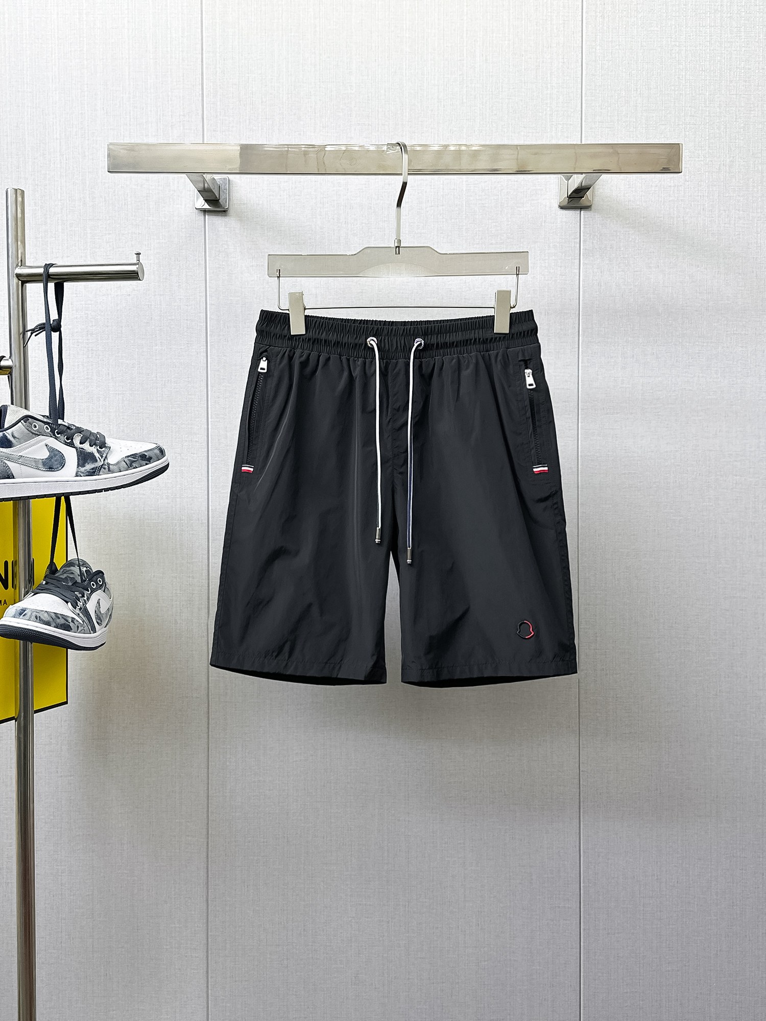 NO:933968,2026 new summer men's casual shorts with complete three-standard muzzle protection, advanced custom-made breathable fabrics, extremely breathable, elastic and comfortable, with impeccable details, top-grade accessories, original logo design concept, delicate and soft feel!  The upper body shape is awesome!  Sizes M-XXXL, please state your height and weight when ordering,,Moncler,shorts,19860909蒙口三标齐全 2026夏季新款男士休闲短裤,高级定制面料透气面料 透气弹力舒适度极高,细节无可挑剔,顶级辅料配备,原版logo设计理念,手感细腻柔软！上身版型超赞！尺码M-XXXL下单报身高体重,,Moncler,shorts,,Men's clothing
