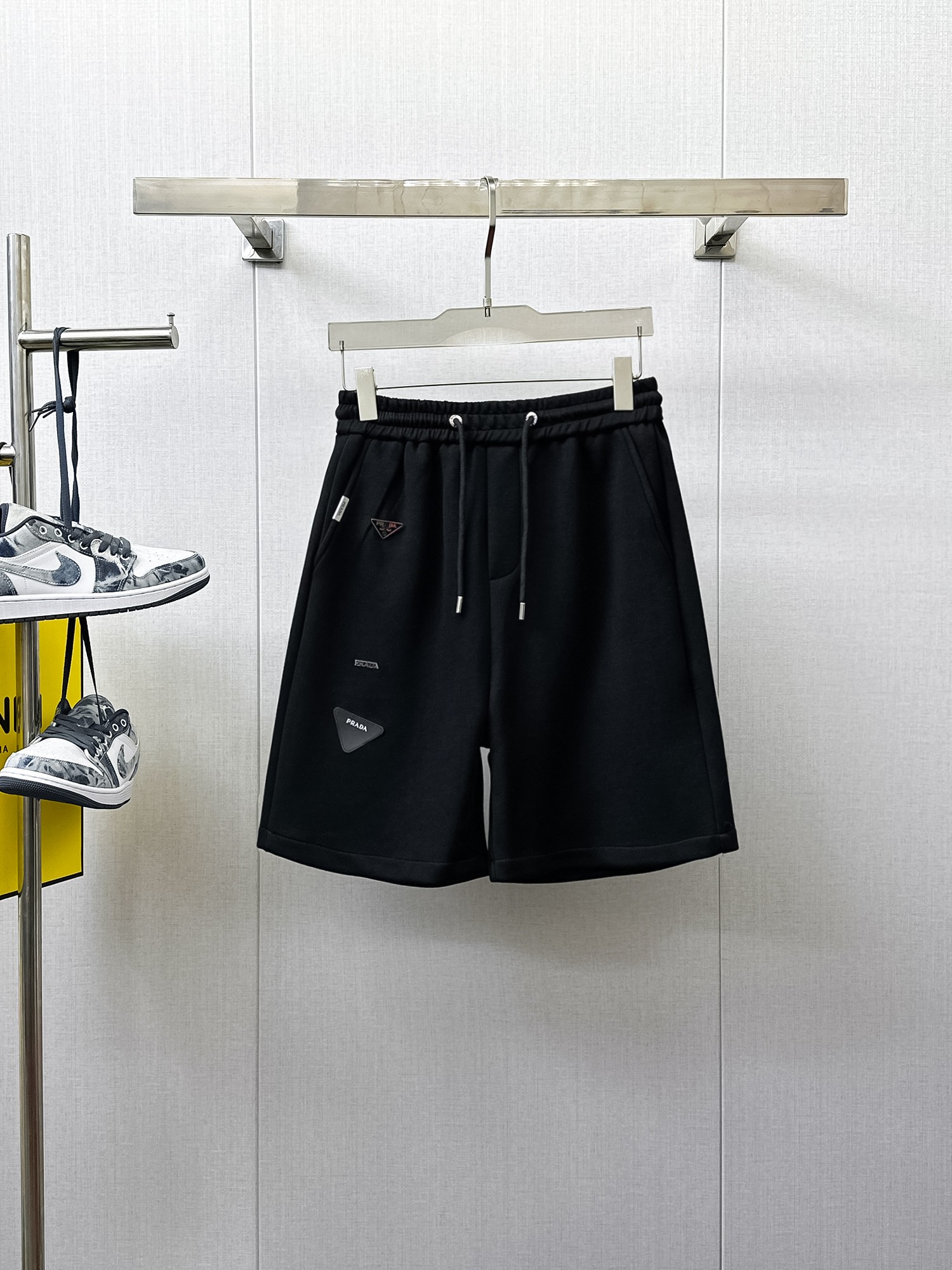 NO:933970,Prada's three-standard complete 2026 summer new men's casual shorts, advanced custom-made breathable fabrics, extremely breathable, elastic and comfortable, impeccable details, top-grade accessories, original logo design concept, delicate and soft feel!  The upper body shape is awesome!  Sizes M-XXXL, please state your height and weight when ordering, prada, shorts,19860909普拉达三标齐全 2026夏季新款男士休闲短裤,高级定制面料透气面料 透气弹力舒适度极高,细节无可挑剔,顶级辅料配备,原版logo设计理念,手感细腻柔软！上身版型超赞！尺码M-XXXL下单报身高体重,,prada,shorts,,Men's clothing