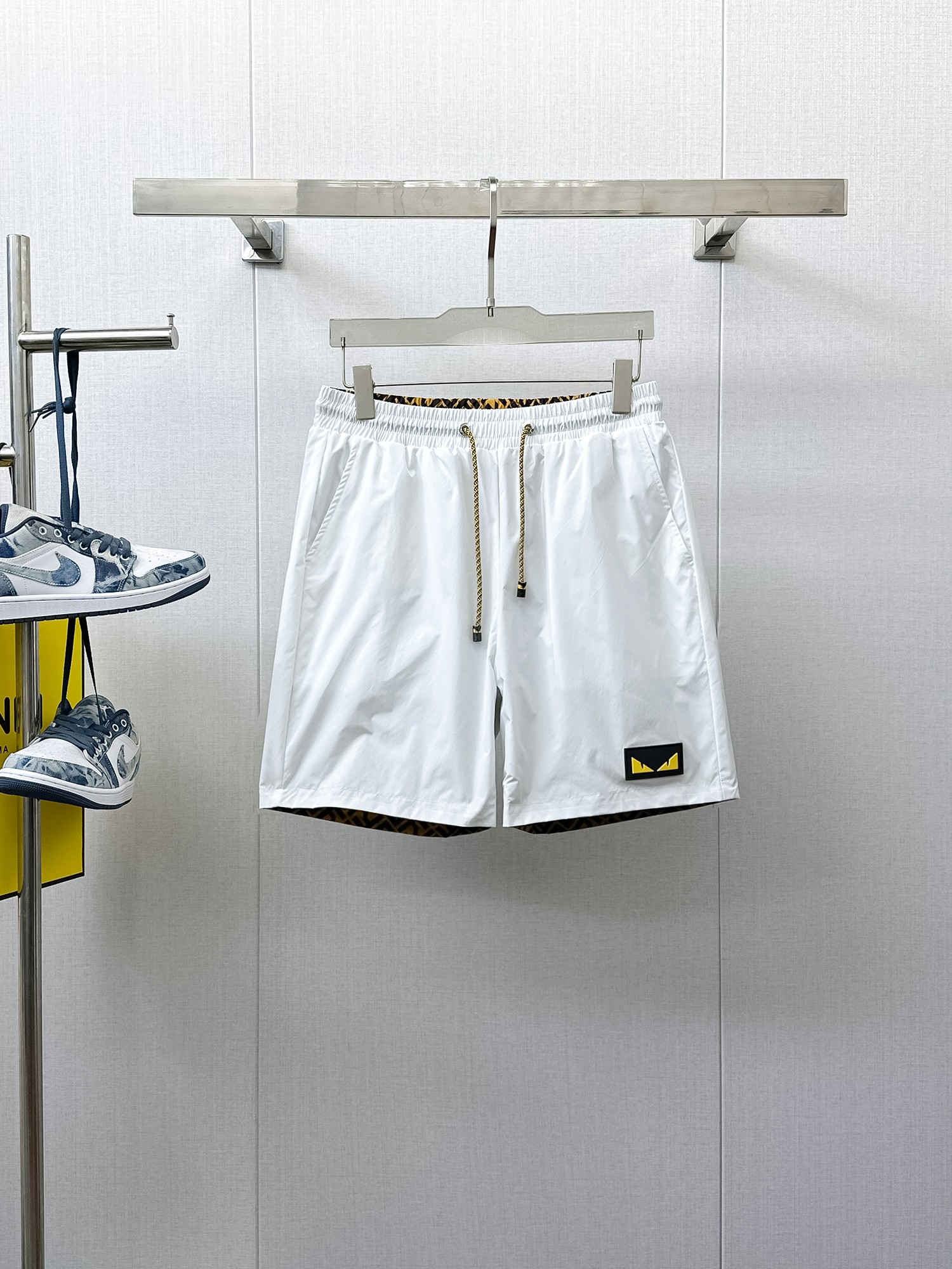 NO:933977,Fendi's three-standard complete 2026 new summer men's casual reversible shorts, advanced custom-made breathable fabrics, extremely breathable, elastic and comfortable, impeccable details, top-grade accessories, original logo design concept, delicate and soft feel!  The upper body fit is awesome!  For sizes M-XXXL, please state your height and weight when placing an order, fendi, shorts,19860909芬迪三标齐全 2026夏季新款男士休闲双面穿短裤,高级定制面料透气面料 透气弹力舒适度极高,细节无可挑剔,顶级辅料配备,原版logo设计理念,手感细腻柔软！上身版型超赞！尺码M-XXXL下单报身高体重,,fendi,shorts,,Men's clothing