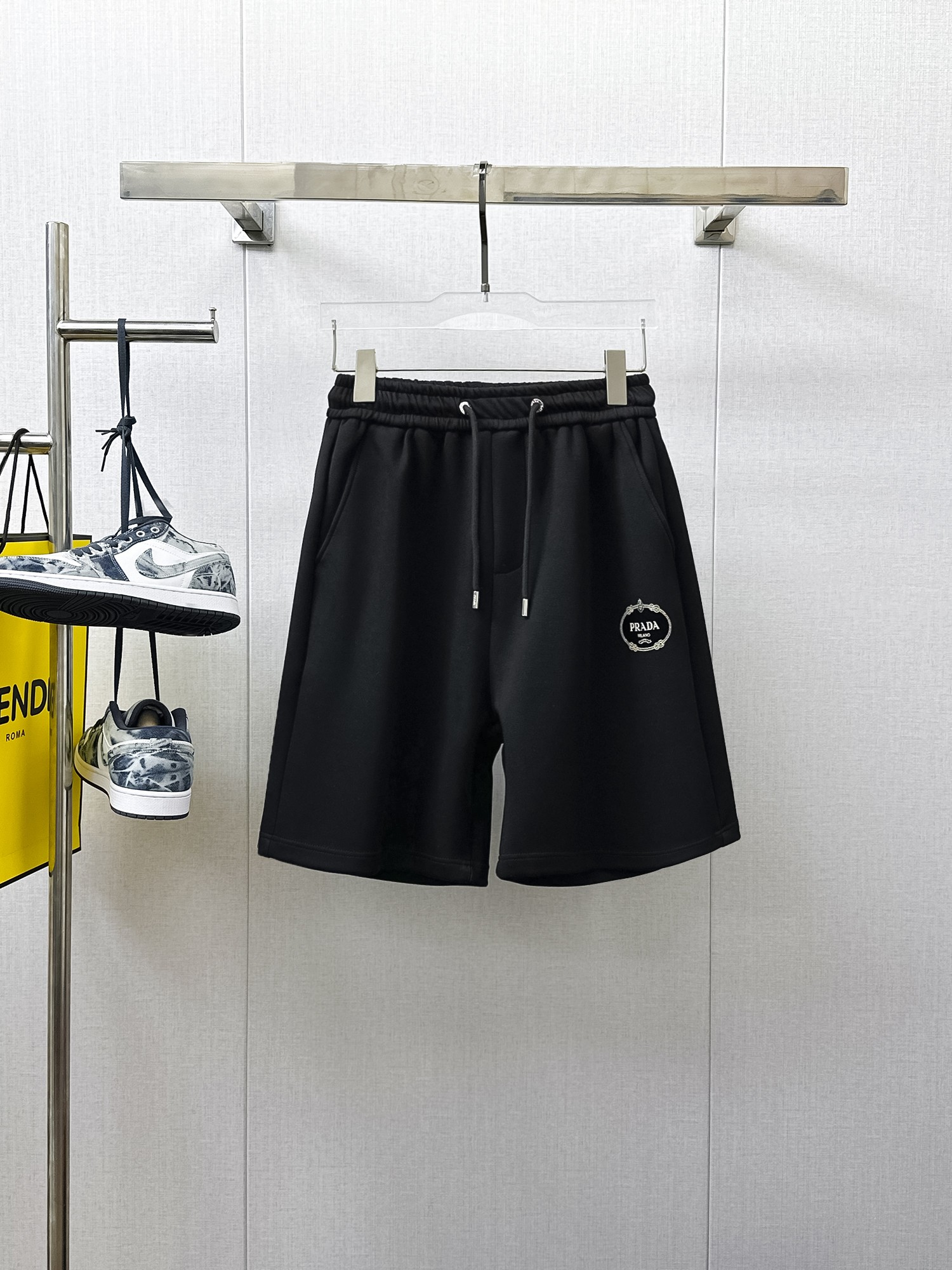 NO:933983,Prada's three-standard complete 2026 summer new men's casual shorts, advanced custom-made breathable fabrics, extremely breathable, elastic and comfortable, impeccable details, top-grade accessories, original logo design concept, delicate and soft feel!  The upper body shape is awesome!  Sizes M-XXXL, please state your height and weight when ordering, prada, shorts,19860909普拉达三标齐全 2026夏季新款男士休闲短裤,高级定制面料透气面料 透气弹力舒适度极高,细节无可挑剔,顶级辅料配备,原版logo设计理念,手感细腻柔软！上身版型超赞！尺码M-XXXL下单报身高体重,,prada,shorts,,Men's clothing