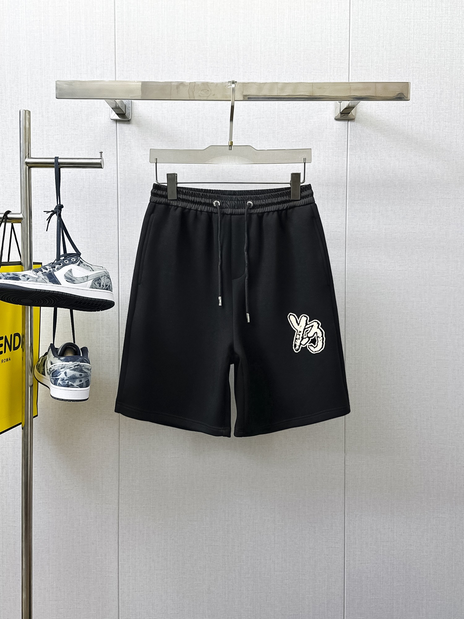 NO:933997,Y3 three-standard complete 2026 summer new men's casual shorts, advanced custom-made breathable fabrics, extremely breathable, elastic and comfortable, impeccable details, top-grade accessories, original logo design concept, delicate and soft feel!  The upper body shape is awesome!  Sizes M-XXXL, please state your height and weight when ordering,,shorts,19860909Y3三标齐全 2026夏季新款男士休闲短裤,高级定制面料透气面料 透气弹力舒适度极高,细节无可挑剔,顶级辅料配备,原版logo设计理念,手感细腻柔软！上身版型超赞！尺码M-XXXL下单报身高体重,,shorts,,Men's clothing