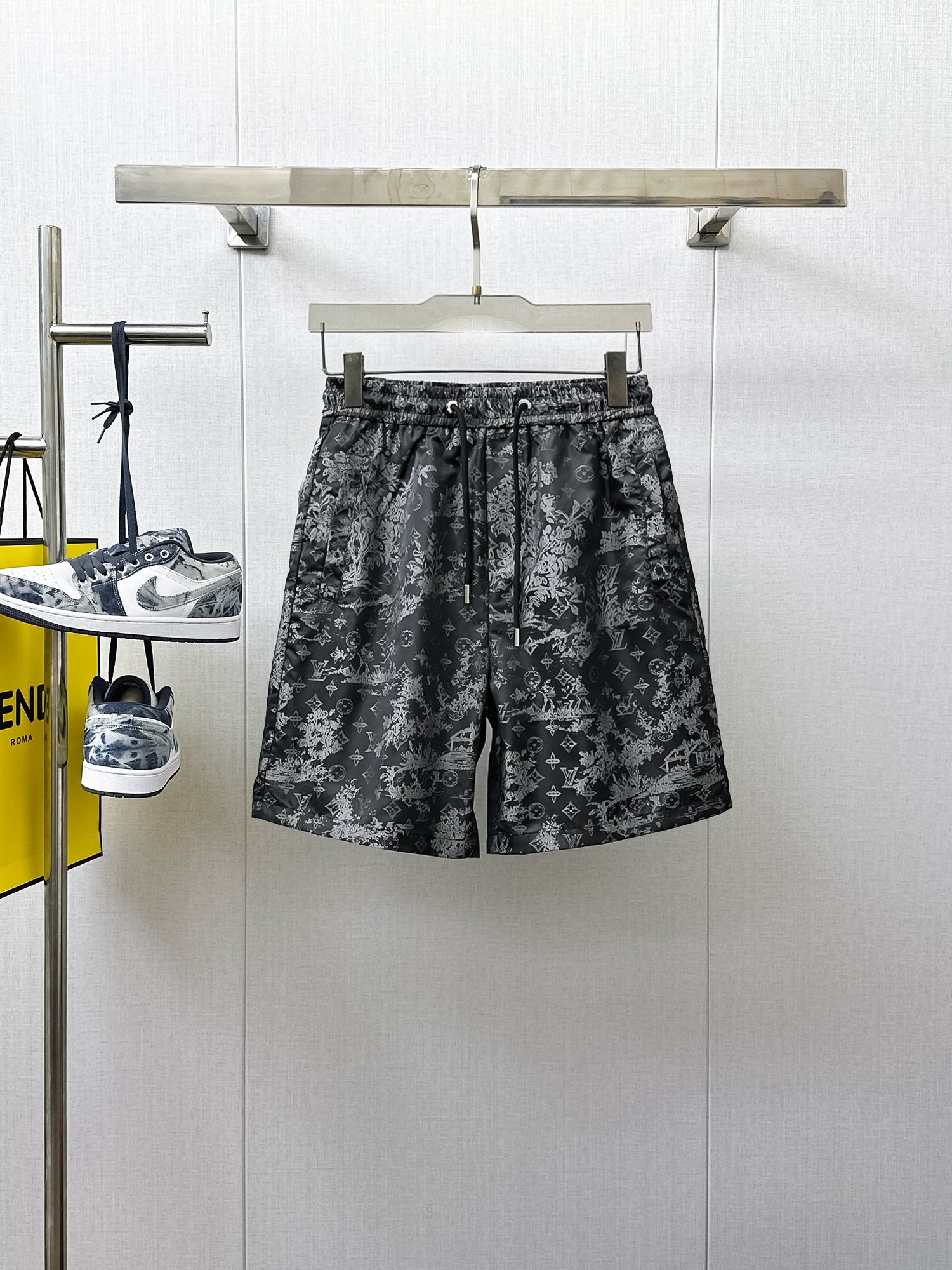 NO:933987,LV three-standard complete 2026 new summer men's casual shorts, advanced custom-made breathable fabrics, extremely breathable, elastic and comfortable, impeccable details, top-grade accessories, original logo design concept, delicate and soft feel!  The upper body shape is awesome!  Sizes M-XXXL, please state your height and weight when ordering,,louis vuitton,shorts,19860909LV三标齐全 2026夏季新款男士休闲短裤,高级定制面料透气面料 透气弹力舒适度极高,细节无可挑剔,顶级辅料配备,原版logo设计理念,手感细腻柔软！上身版型超赞！尺码M-XXXL下单报身高体重,,louis vuitton,shorts,,Men's clothing
