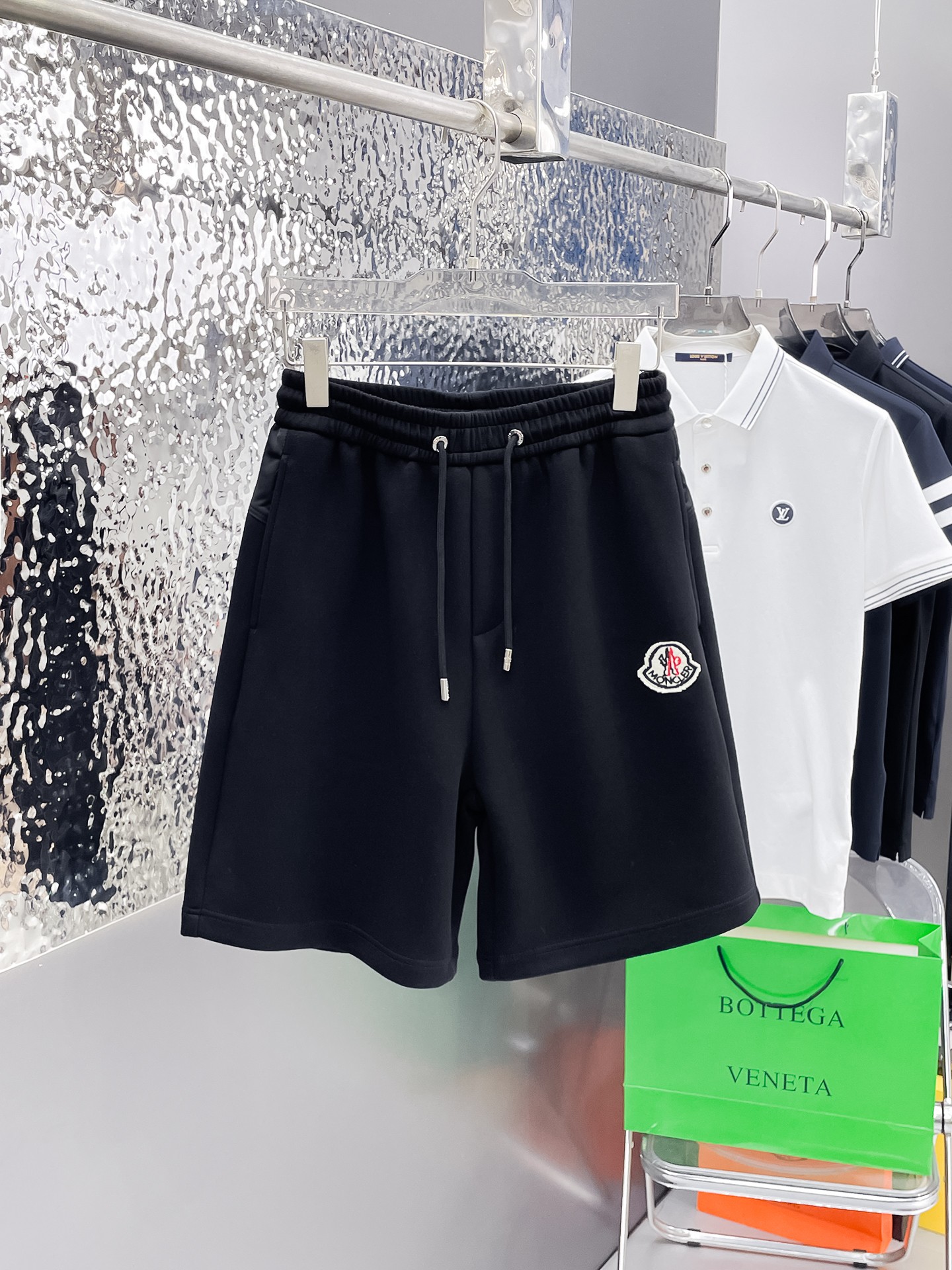 NO:862734,2026 new summer men's casual shorts with complete three-standard muzzle protection, advanced custom-made breathable fabrics, extremely breathable, elastic and comfortable, with impeccable details, top-grade accessories, original logo design concept, delicate and soft feel!  The upper body fit is awesome!  Sizes M-XXXL, please state your height and weight when ordering,,Moncler,shorts,19860909蒙口三标齐全 2026夏季新款男士休闲短裤,高级定制面料透气面料 透气弹力舒适度极高,细节无可挑剔,顶级辅料配备,原版logo设计理念,手感细腻柔软！上身版型超赞！尺码M-XXXL下单报身高体重,,Moncler,shorts,,Men's clothing