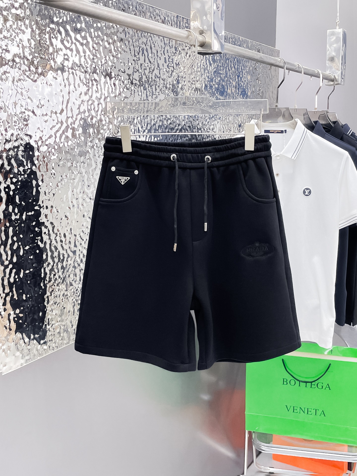 NO:862740,Prada's three-standard complete 2026 summer new men's casual shorts, advanced custom-made breathable fabrics, extremely breathable, elastic and comfortable, impeccable details, top-grade accessories, original logo design concept, delicate and soft feel!  The upper body fit is awesome!  Sizes M-XXXL, please state your height and weight when ordering, prada, shorts,19860909普拉达三标齐全 2026夏季新款男士休闲短裤,高级定制面料透气面料 透气弹力舒适度极高,细节无可挑剔,顶级辅料配备,原版logo设计理念,手感细腻柔软！上身版型超赞！尺码M-XXXL下单报身高体重,,prada,shorts,,Men's clothing