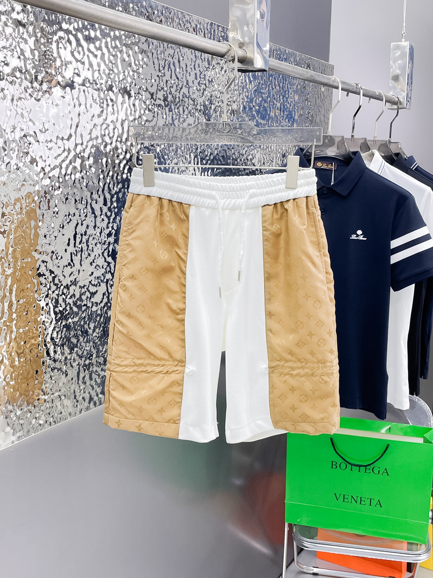 NO:937679,LV three-standard complete 2026 new summer men's casual shorts, advanced custom-made breathable fabrics, extremely breathable, elastic and comfortable, impeccable details, top-grade accessories, original logo design concept, delicate and soft feel!  The upper body shape is awesome!  Sizes M-XXXL, please state your height and weight when ordering,,louis vuitton,shorts,19860909LV三标齐全 2026夏季新款男士休闲短裤,高级定制面料透气面料 透气弹力舒适度极高,细节无可挑剔,顶级辅料配备,原版logo设计理念,手感细腻柔软！上身版型超赞！尺码M-XXXL下单报身高体重,,louis vuitton,shorts,,Men's clothing