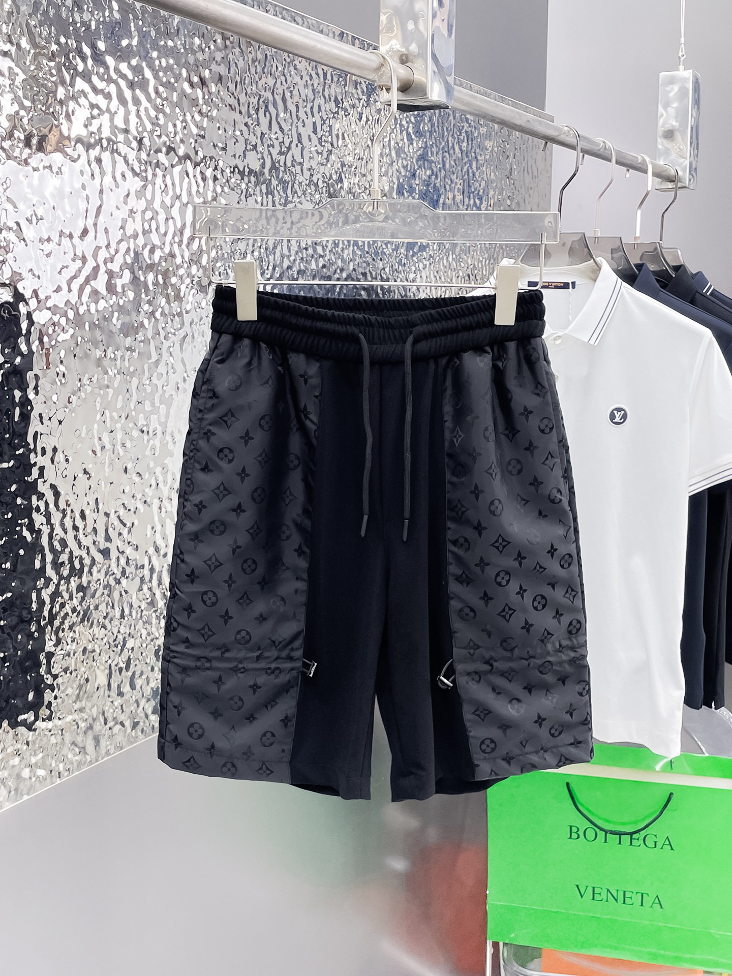 NO:862758,LV three-standard complete 2026 new summer men's casual shorts, advanced custom-made breathable fabrics, extremely breathable, elastic and comfortable, impeccable details, top-grade accessories, original logo design concept, delicate and soft feel!  The upper body fit is awesome!  Sizes M-XXXL, please state your height and weight when ordering,,louis vuitton,shorts,19860909LV三标齐全 2026夏季新款男士休闲短裤,高级定制面料透气面料 透气弹力舒适度极高,细节无可挑剔,顶级辅料配备,原版logo设计理念,手感细腻柔软！上身版型超赞！尺码M-XXXL下单报身高体重,,louis vuitton,shorts,,Men's clothing